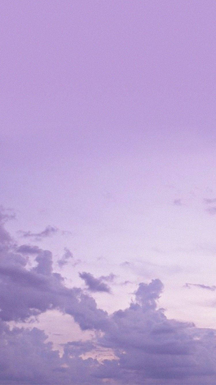 Хмарне небо пастельного фіолетового кольору Tumblr Шпалери