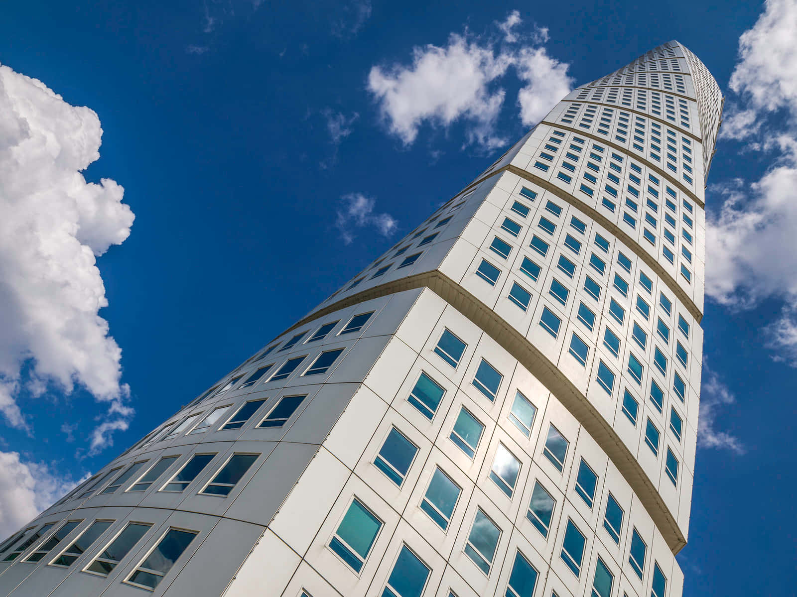 Драматичний вид на небоскреб Turning Torso, найвищу будову Швеції Шпалери