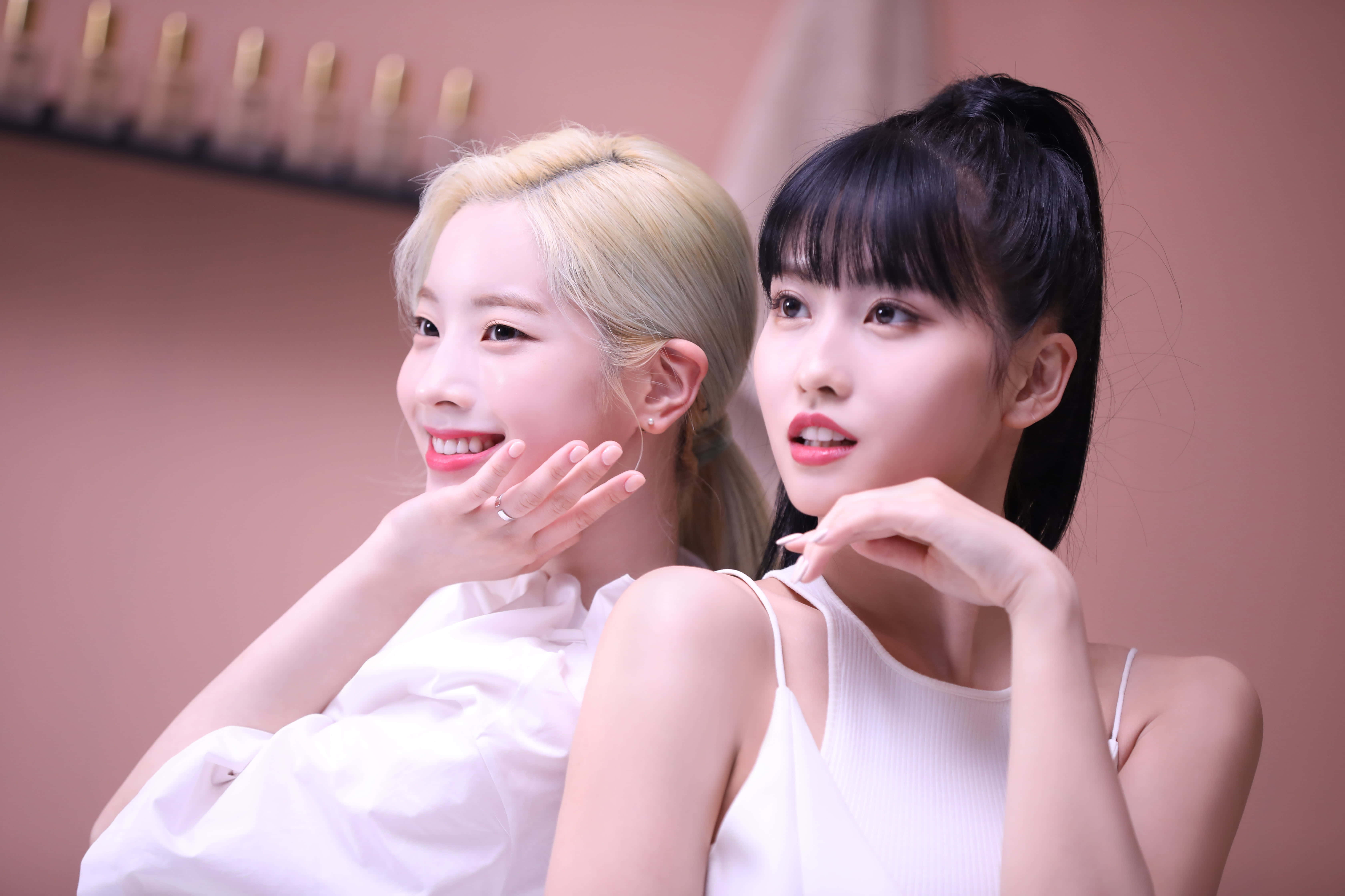 Захватывающее групповое фото TWICE Шпалери