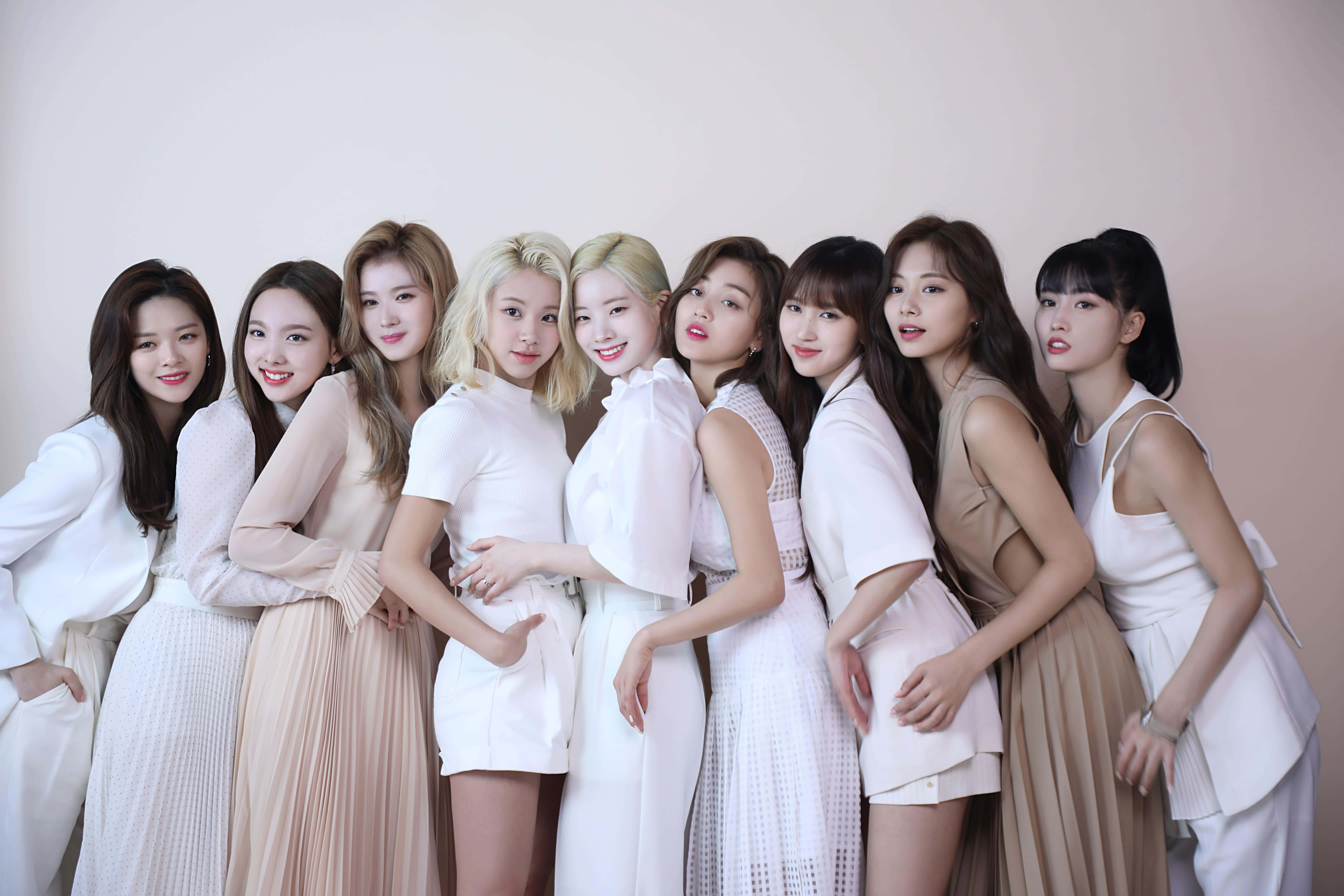 Twice сяє в захватывающем выступлении Шпалери
