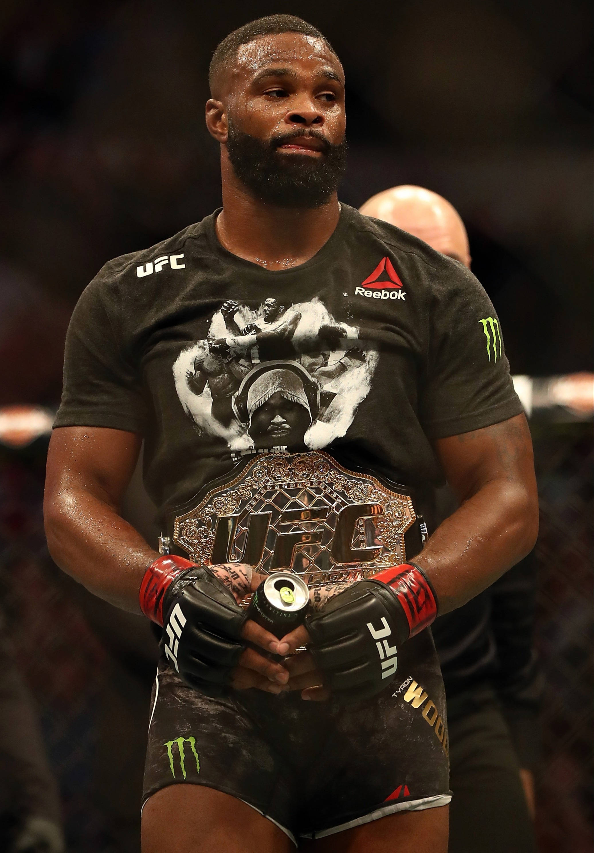 Тайрон Вудлі с поясом UFC Шпалери