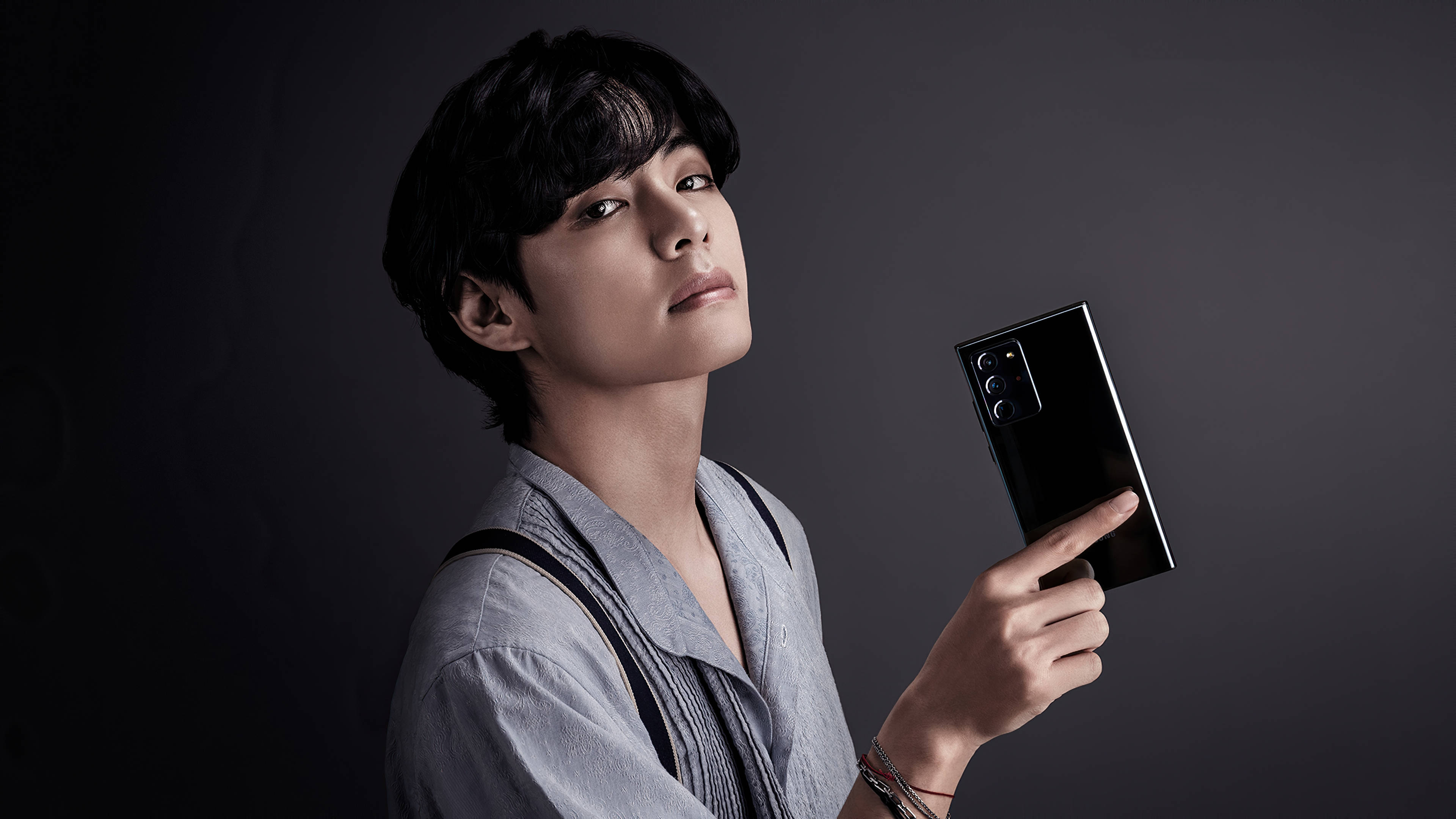 Естетика V из BTS с телефоном в руках Шпалери