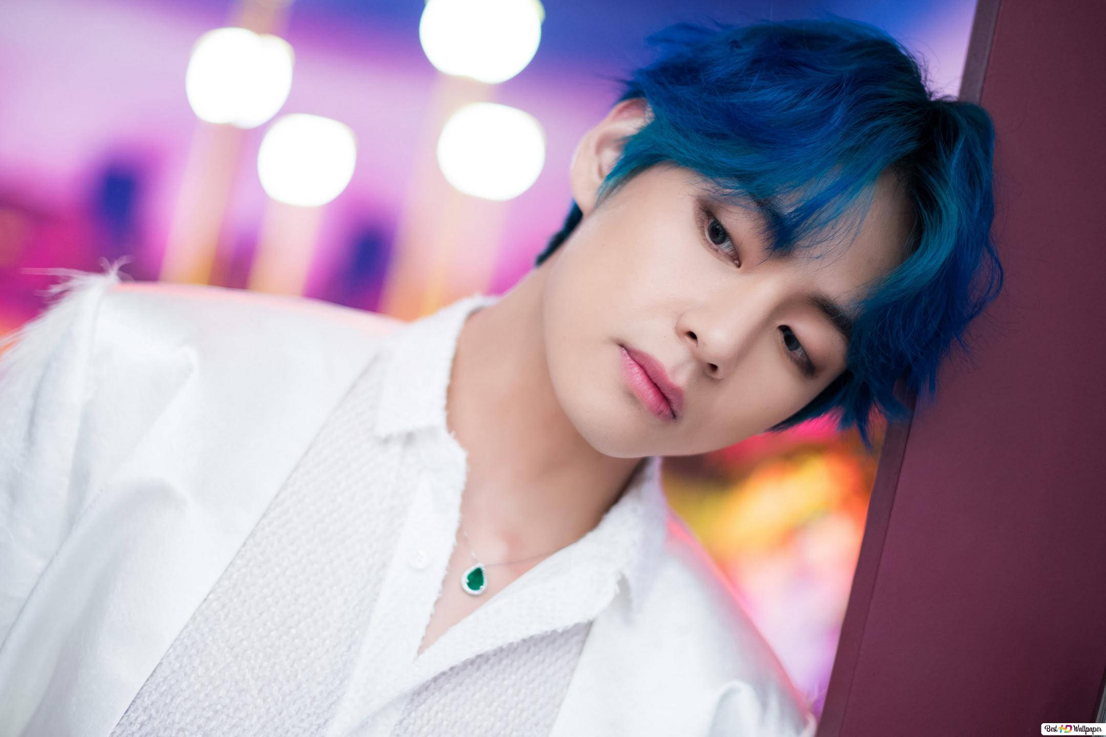 V з BTS спирається на стіну Шпалери