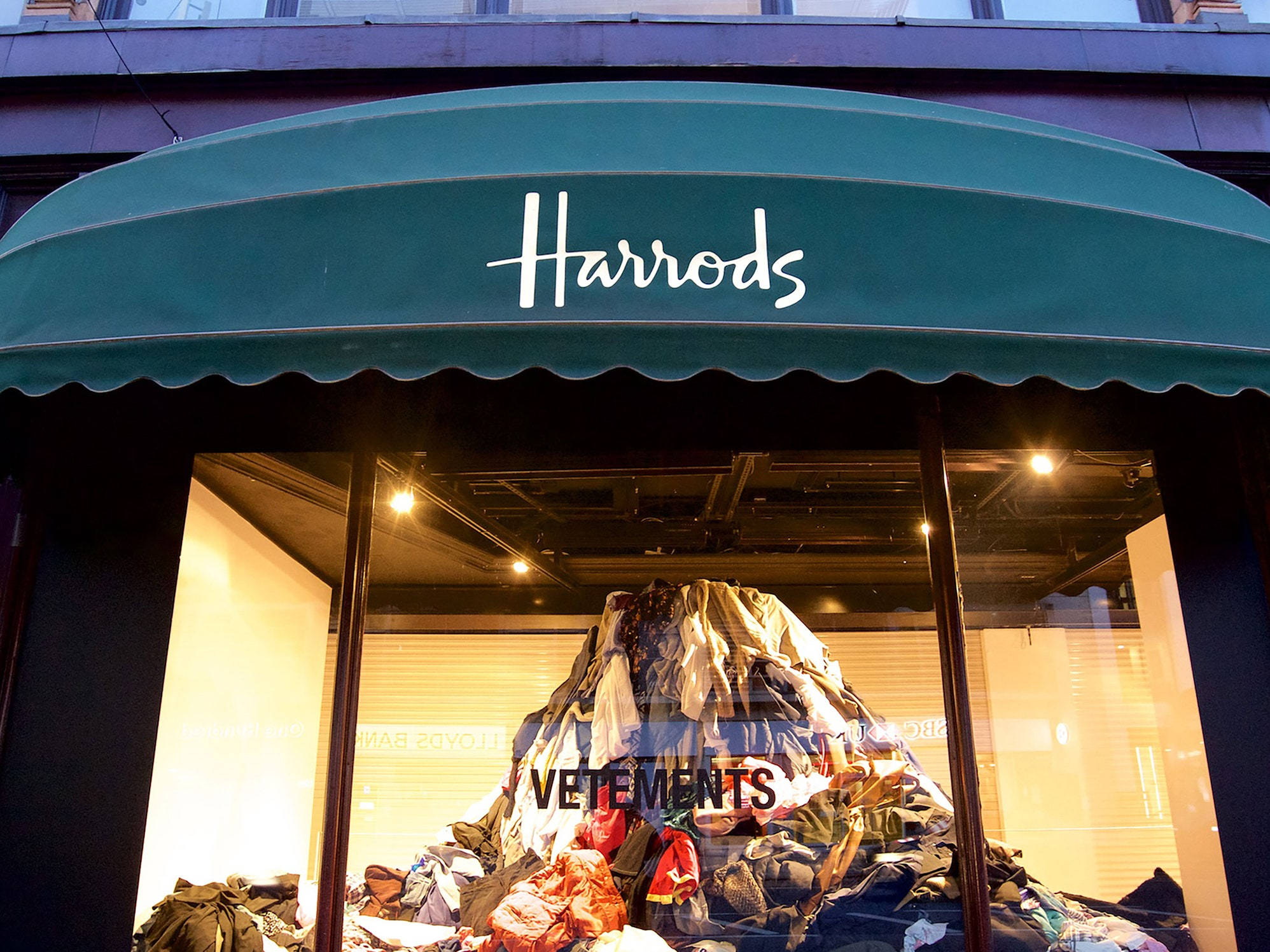 Vetements в Harrods Шпалери