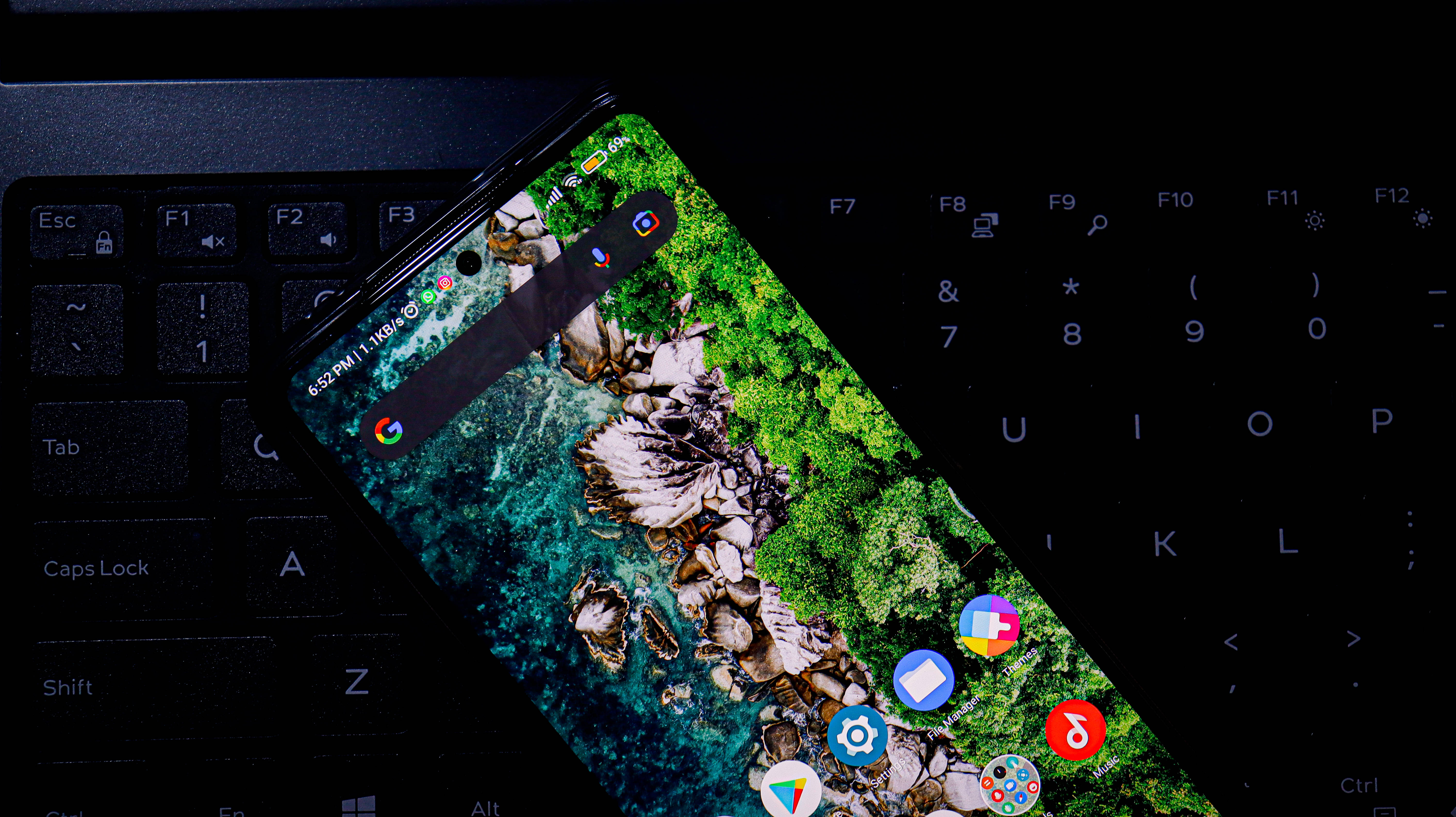 Смартфон Xiaomi на клавиатуре Шпалери