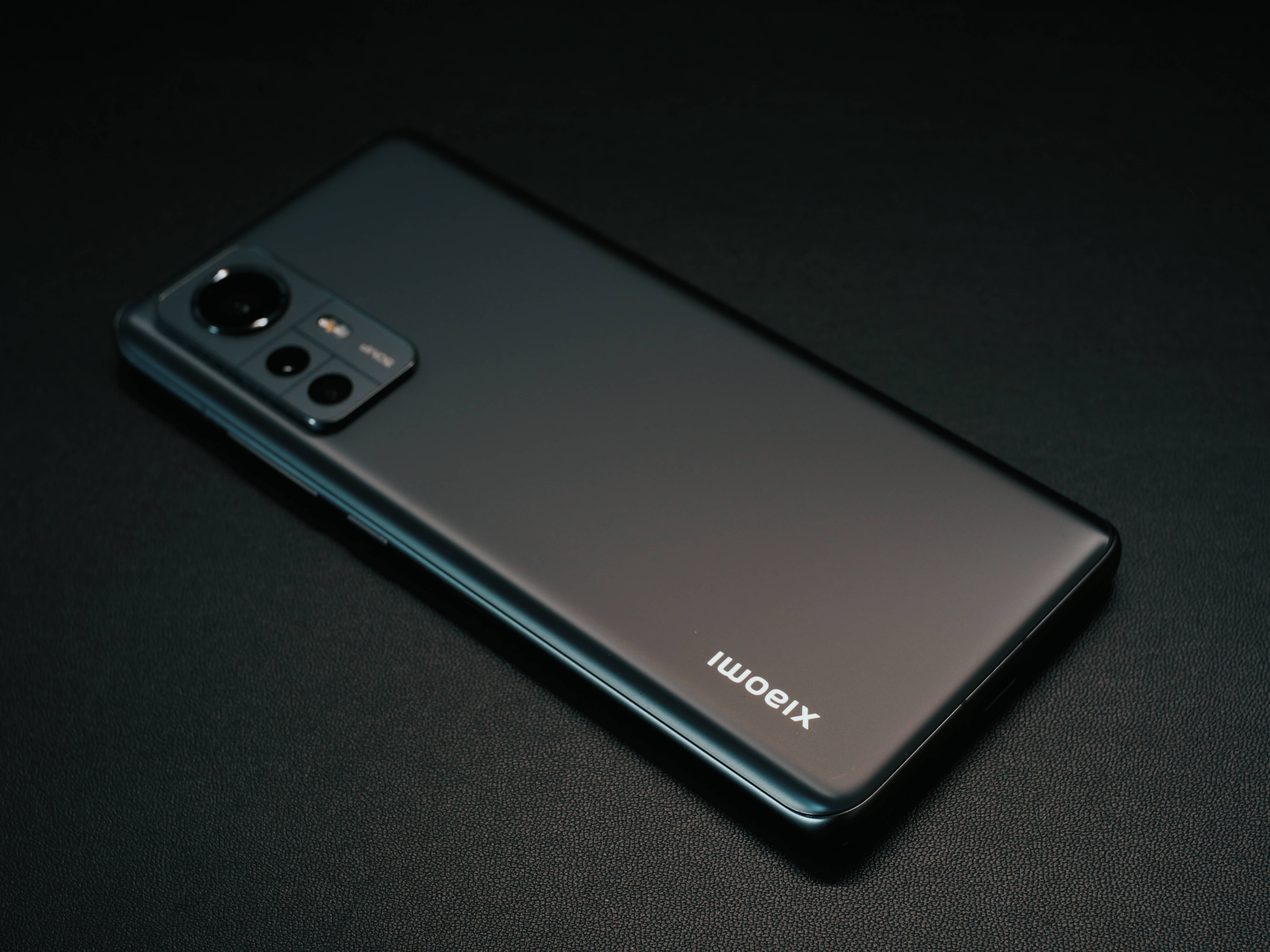 Черный телефон Xiaomi Шпалери