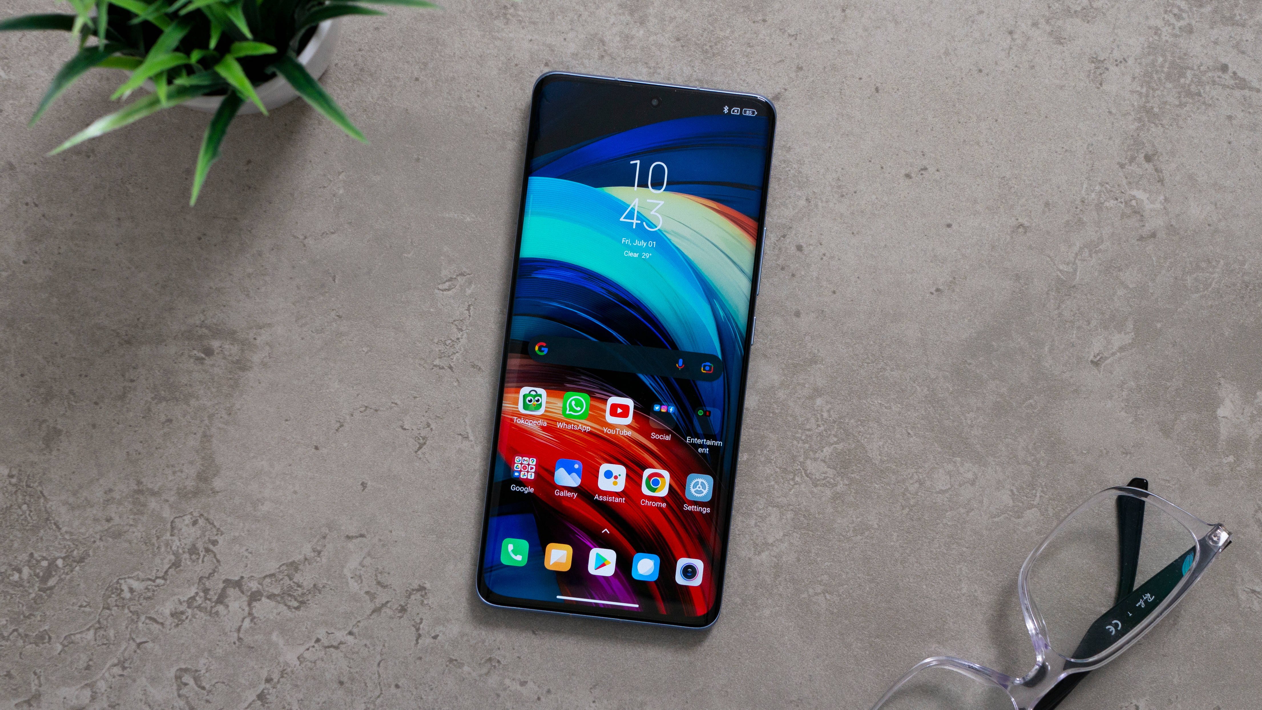 Телефон Xiaomi на бетонном полу Шпалери