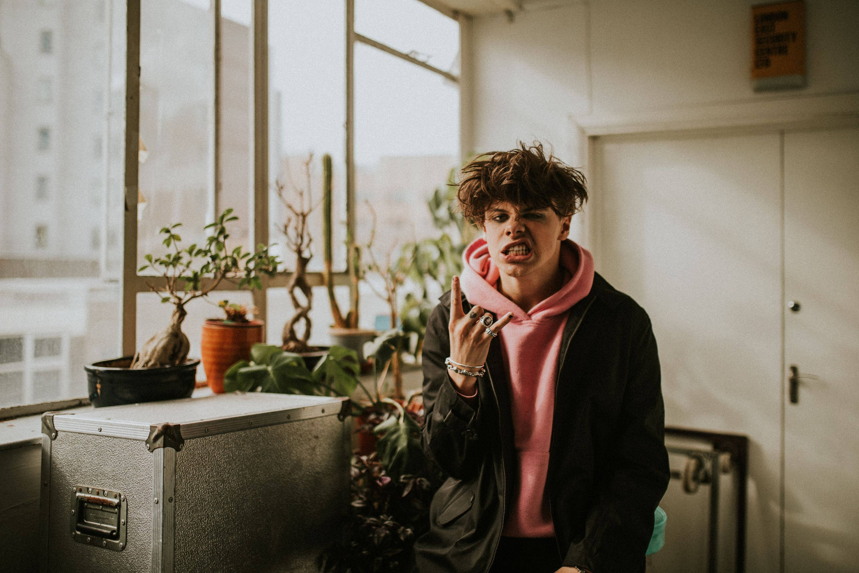 Yungblud в рожевой худи Шпалери