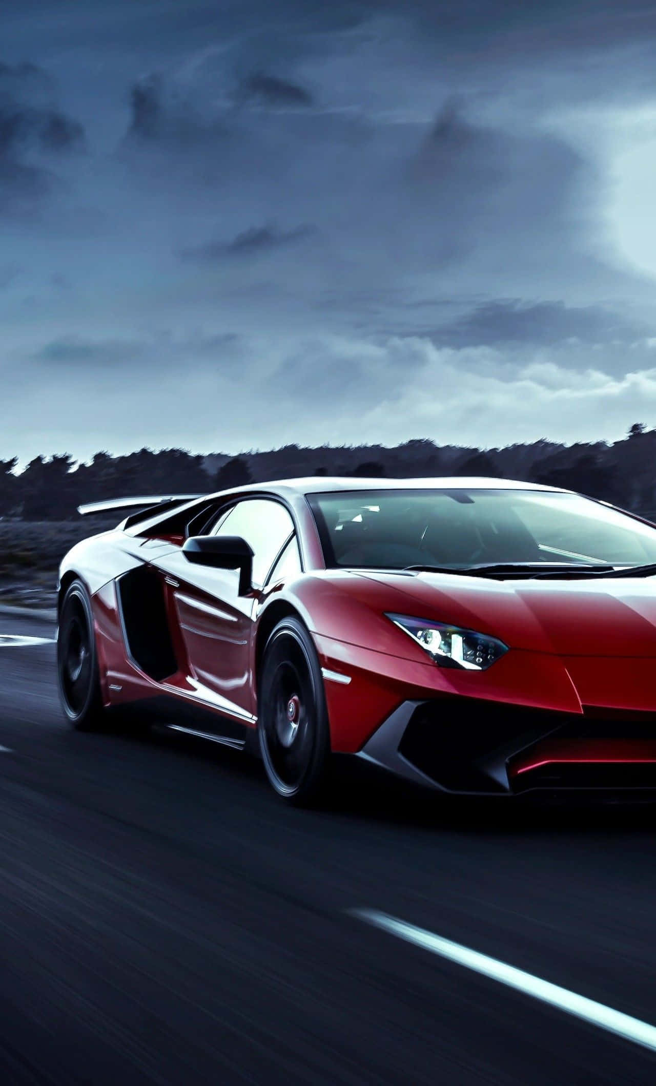 Автомобиль едет в хмурый день Lamborghini Phone Шпалери