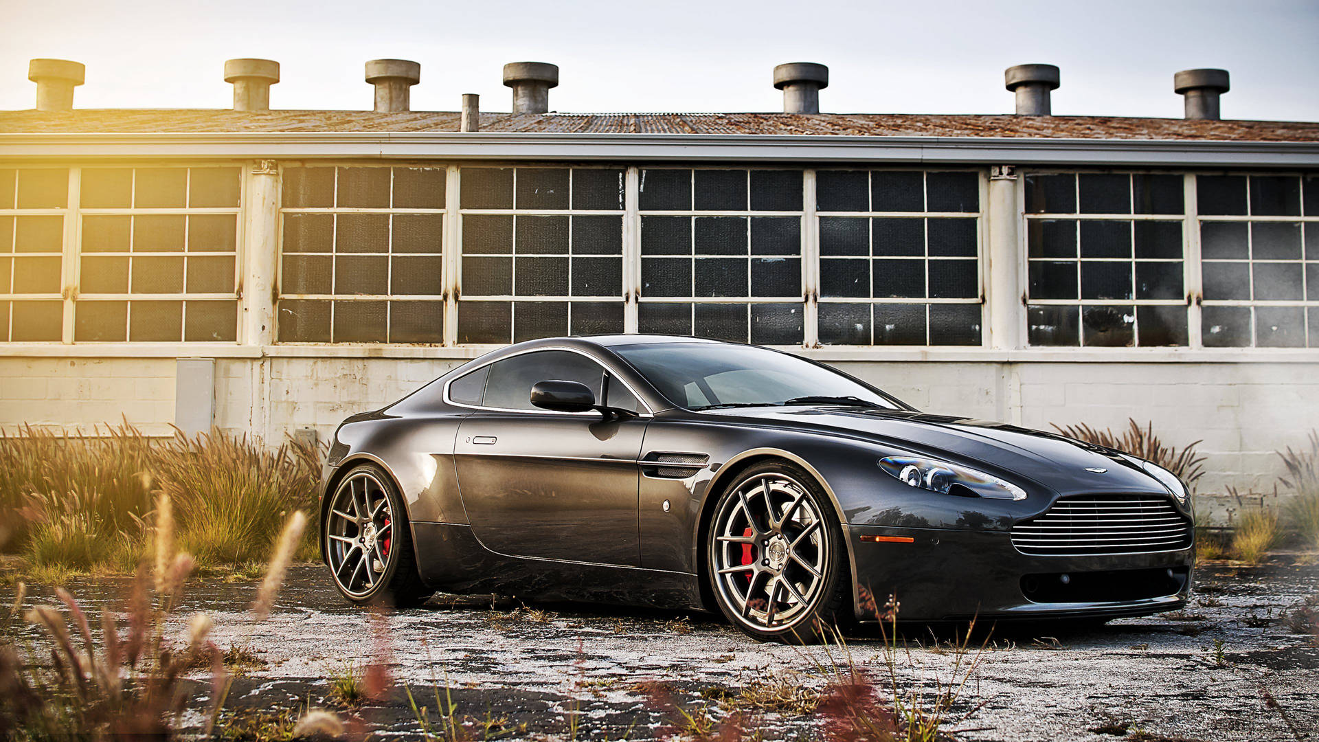 Шпалери автомобіль 4k сірий Aston Martin DB8