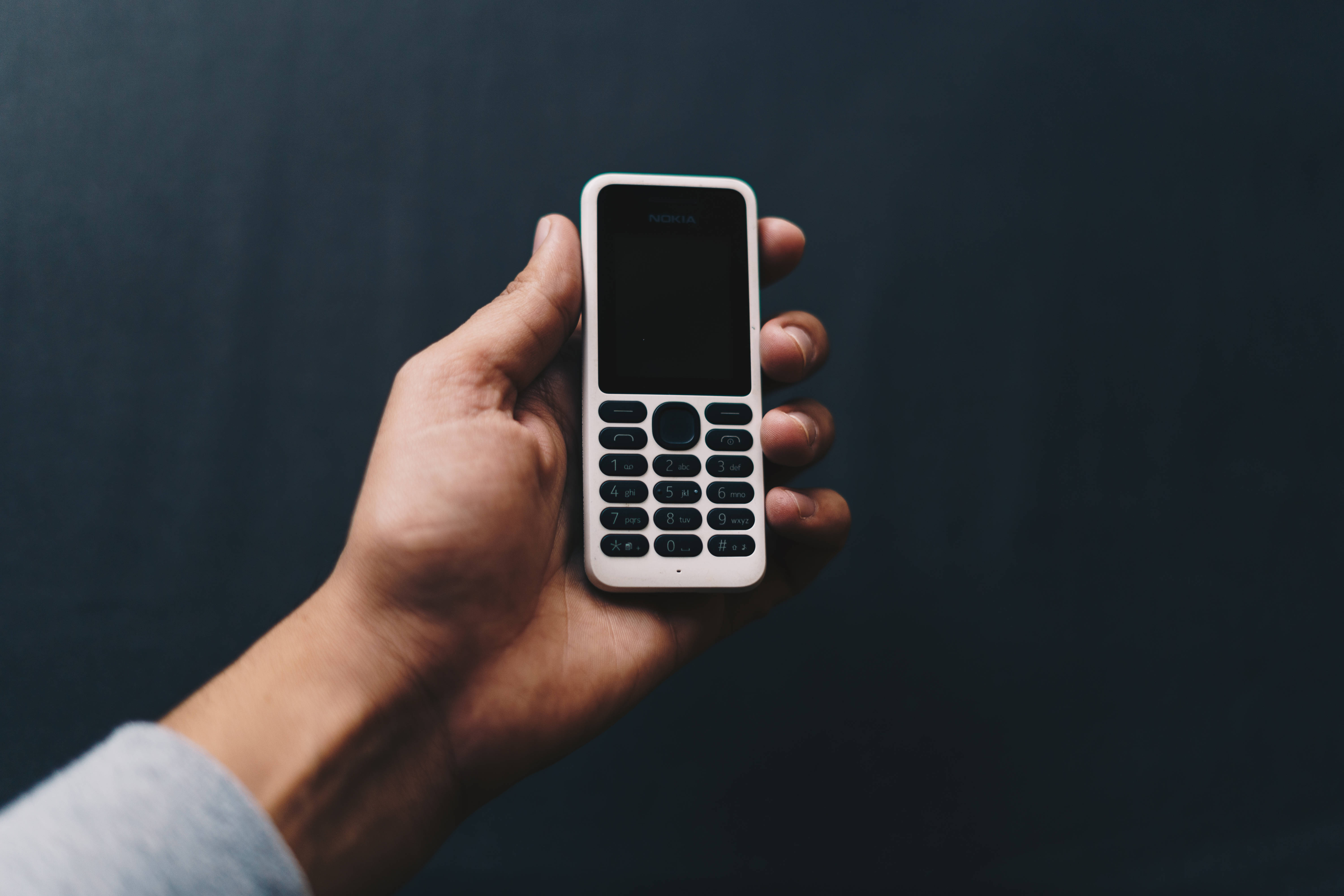 Белый и черный Nokia N130 Шпалери