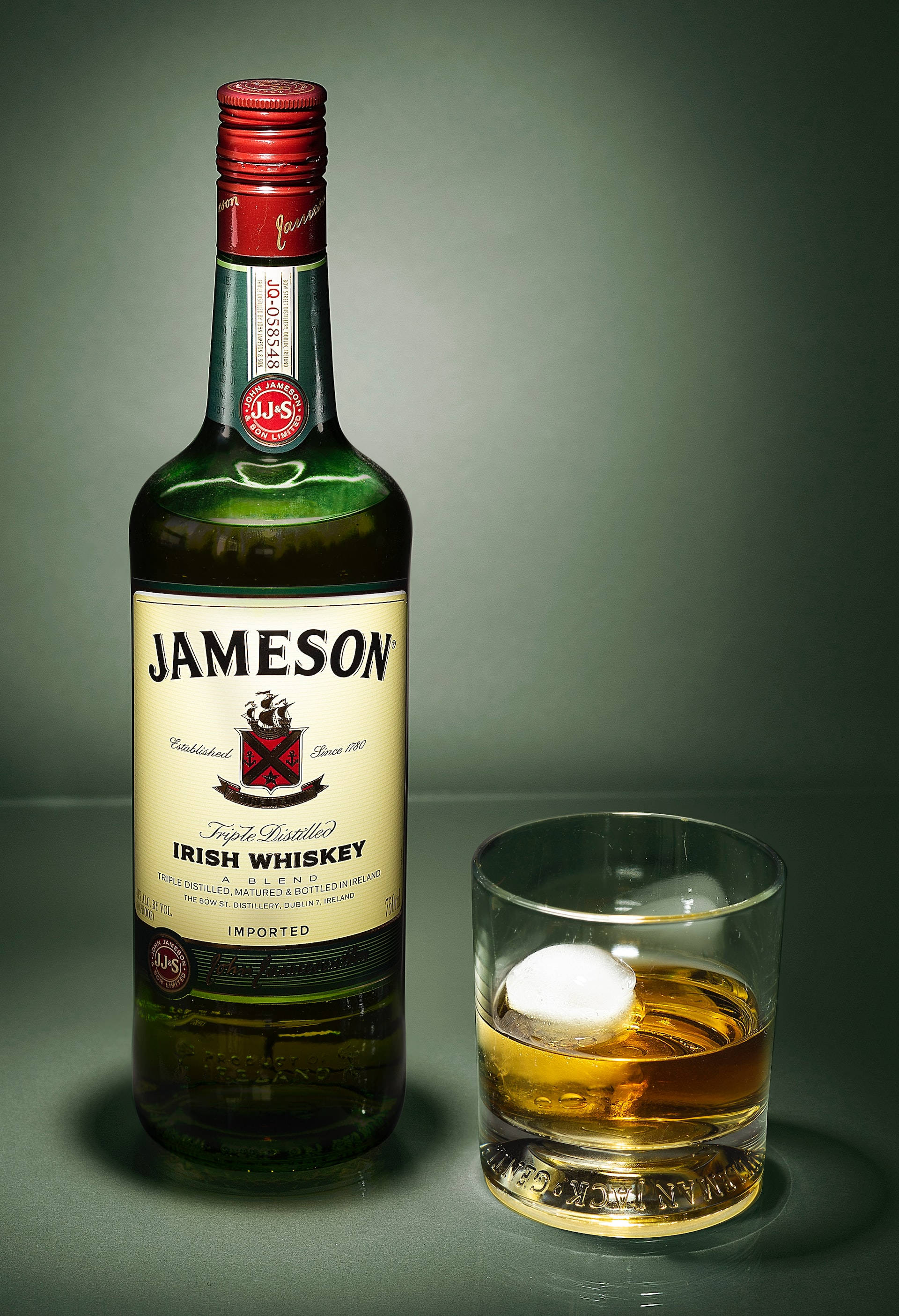Бутылка виски Jameson и стакан Шпалери
