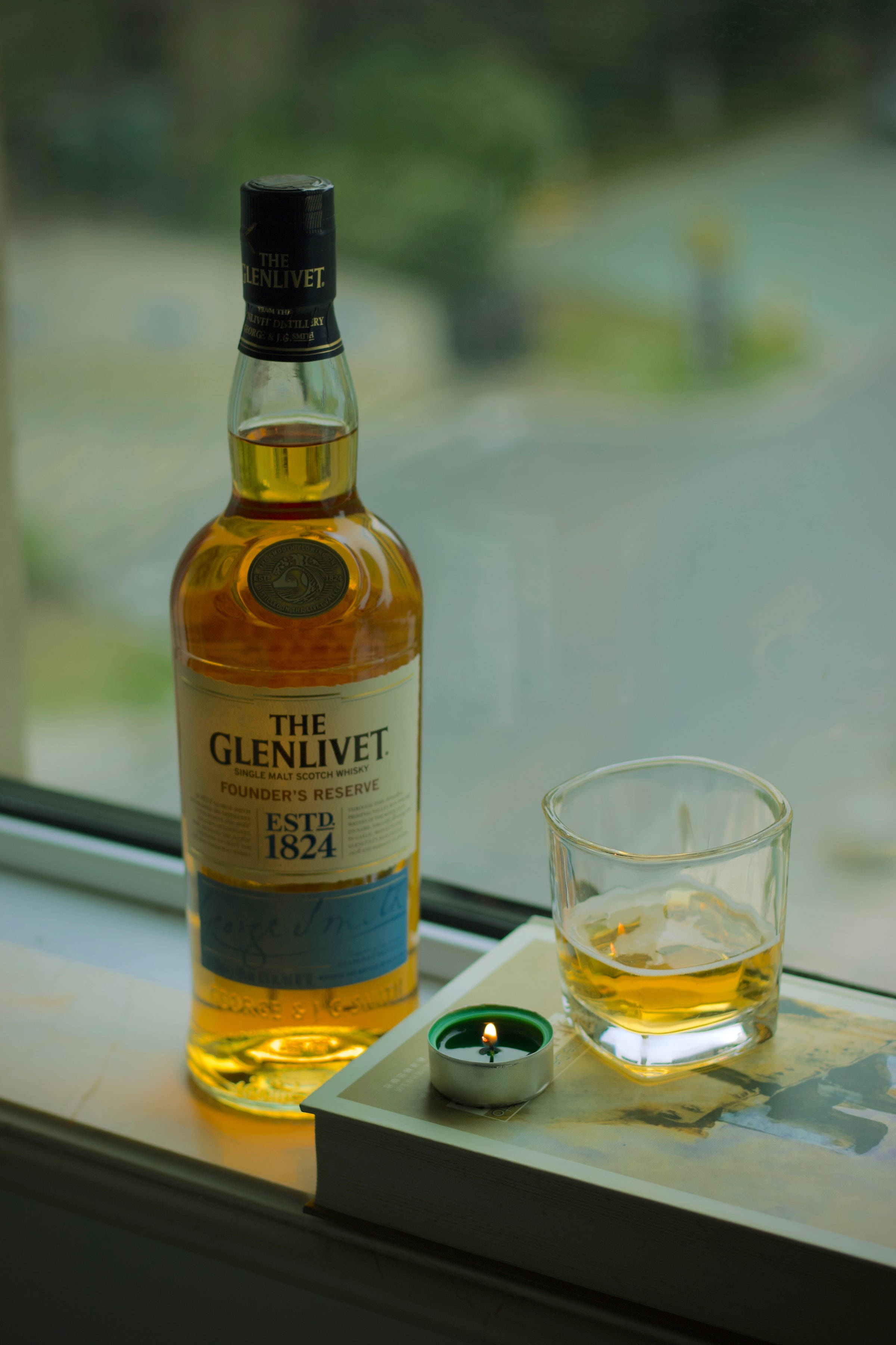 Бутылка виски The Glenlivet Шпалери
