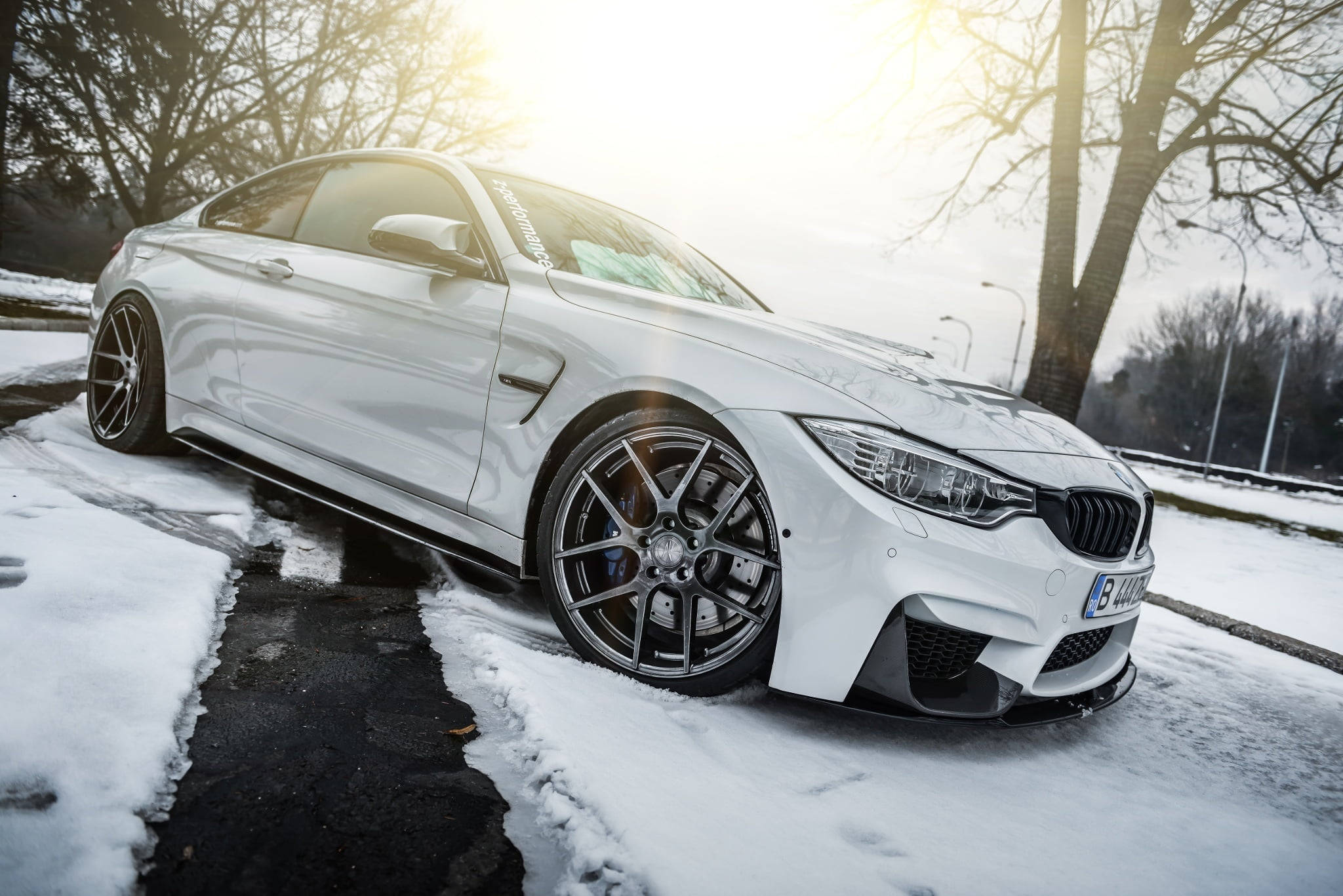 Білий BMW M4 на ноутбук Шпалери