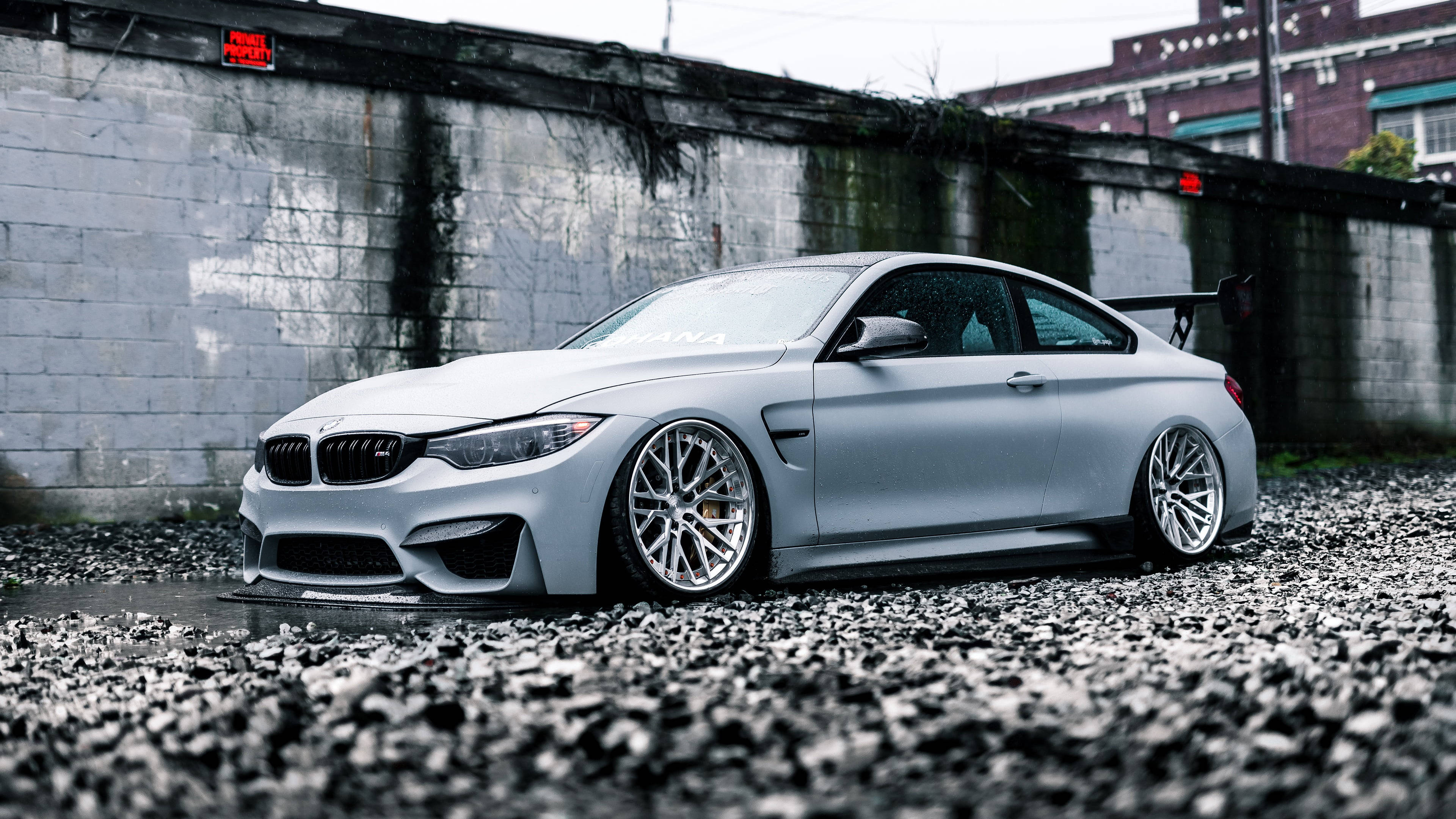 Білий BMW M4 на кам'янистому ґрунті Шпалери