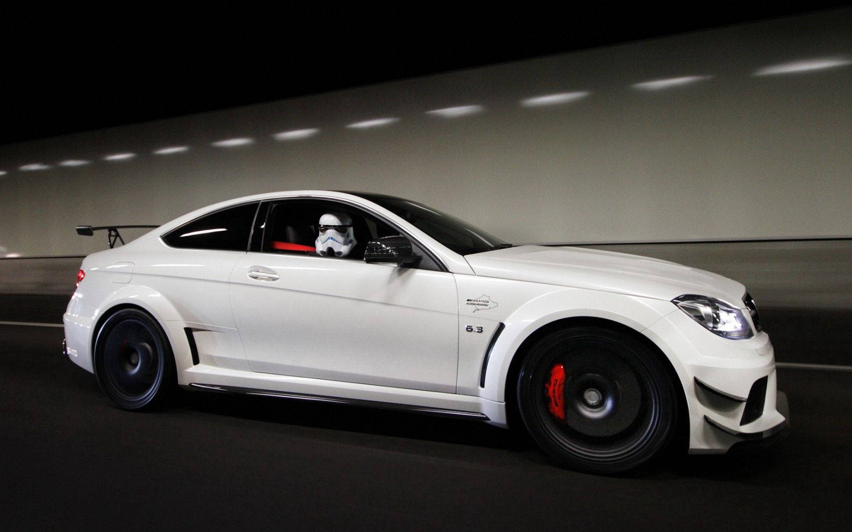 Шпалери білого автомобіля Mercedes