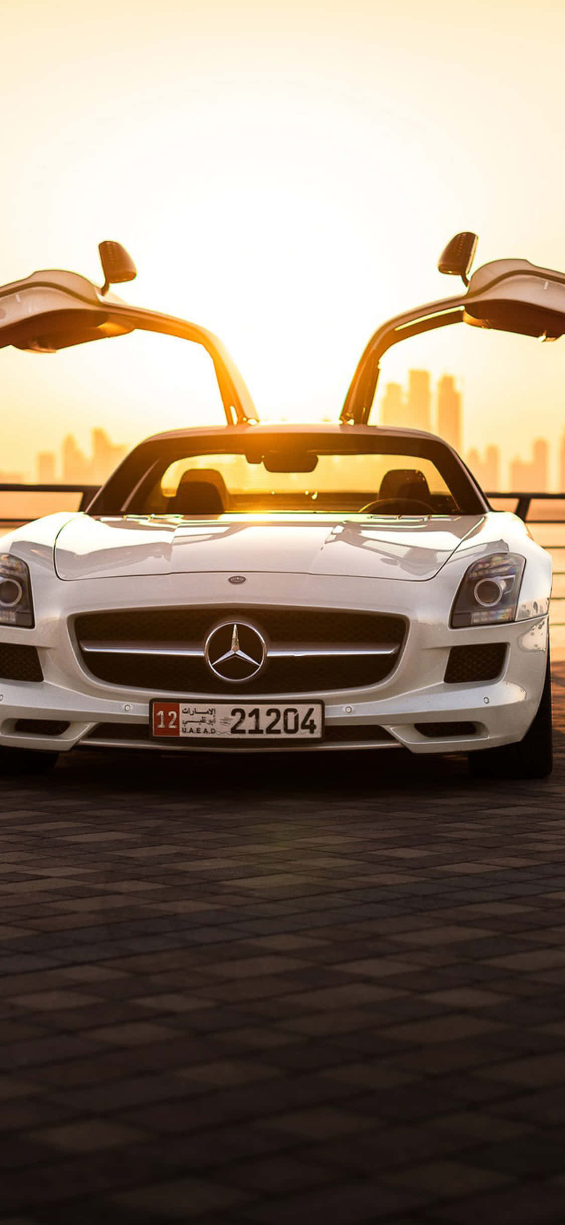 Белый фон iPhone Xs Mercedes Amg с дверями-крыльями Шпалери