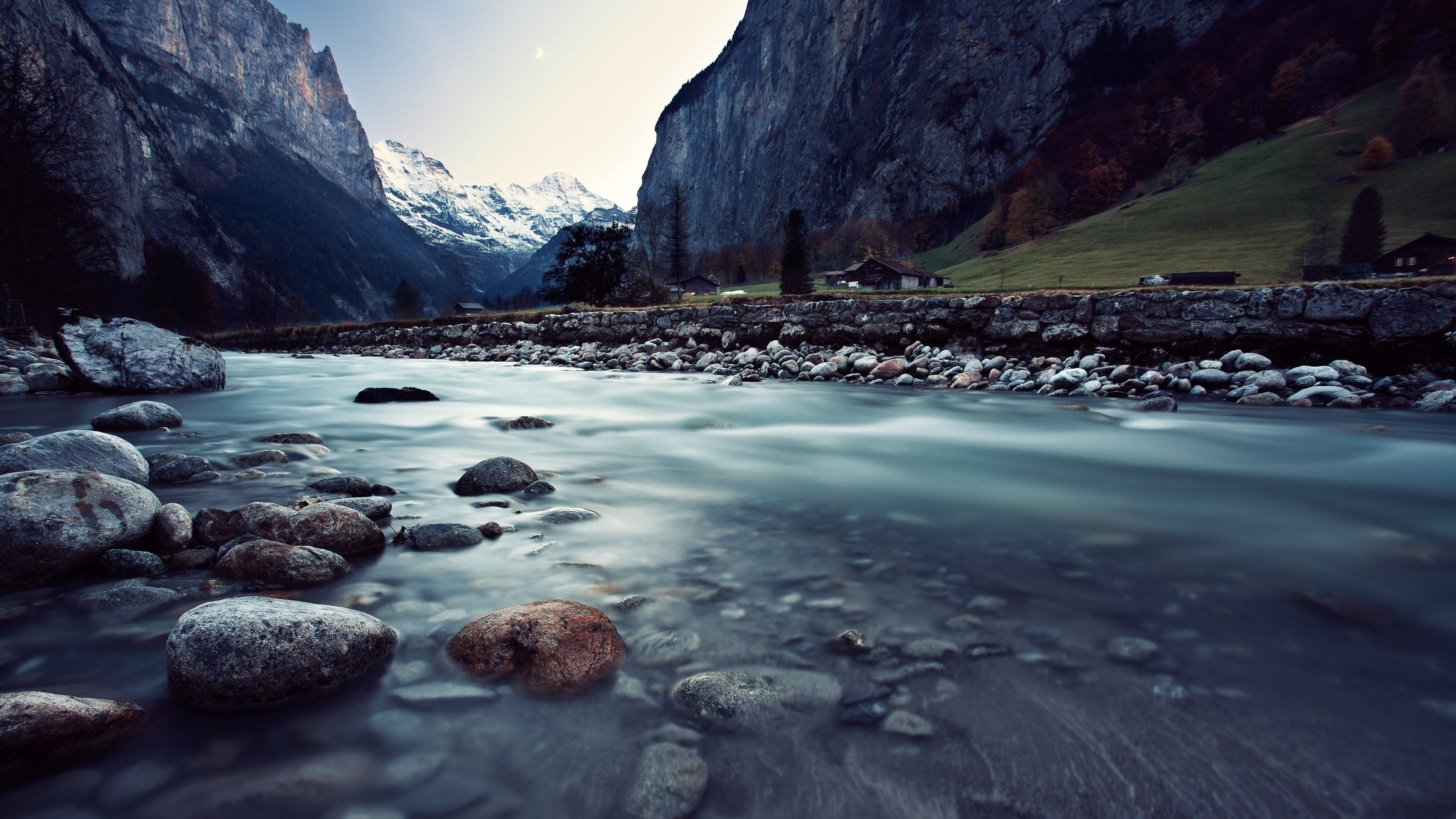 Великолепный вид на реку на природе Шпалери