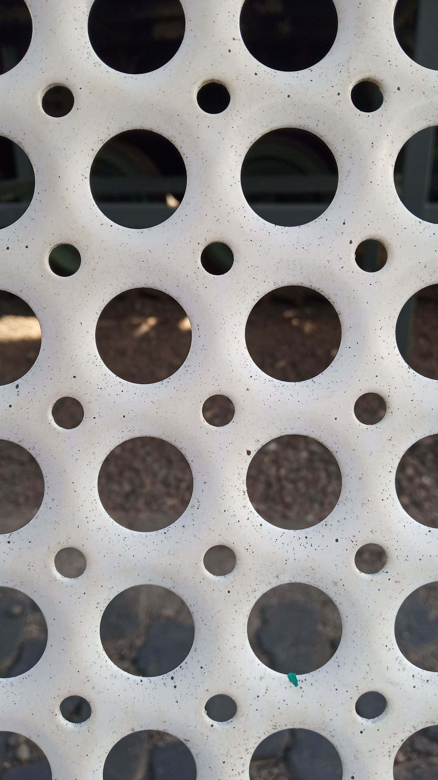 Величественная засніженная гора рядом с тихим озером Шпалери