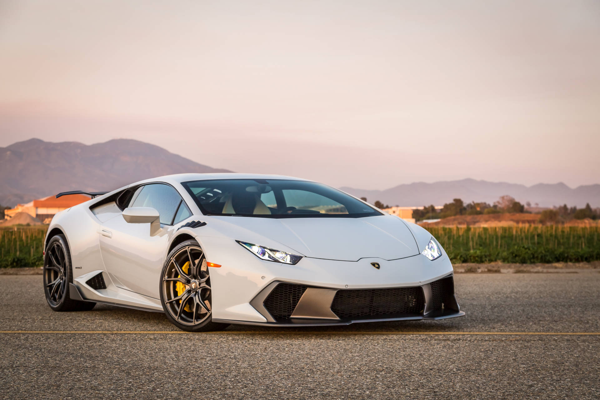 Шпалери білого Lamborghini Huracan на заході сонця.