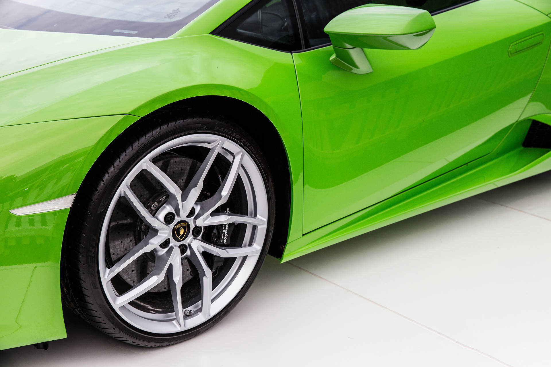 Шпалери крупного плану зеленого колеса Lamborghini.