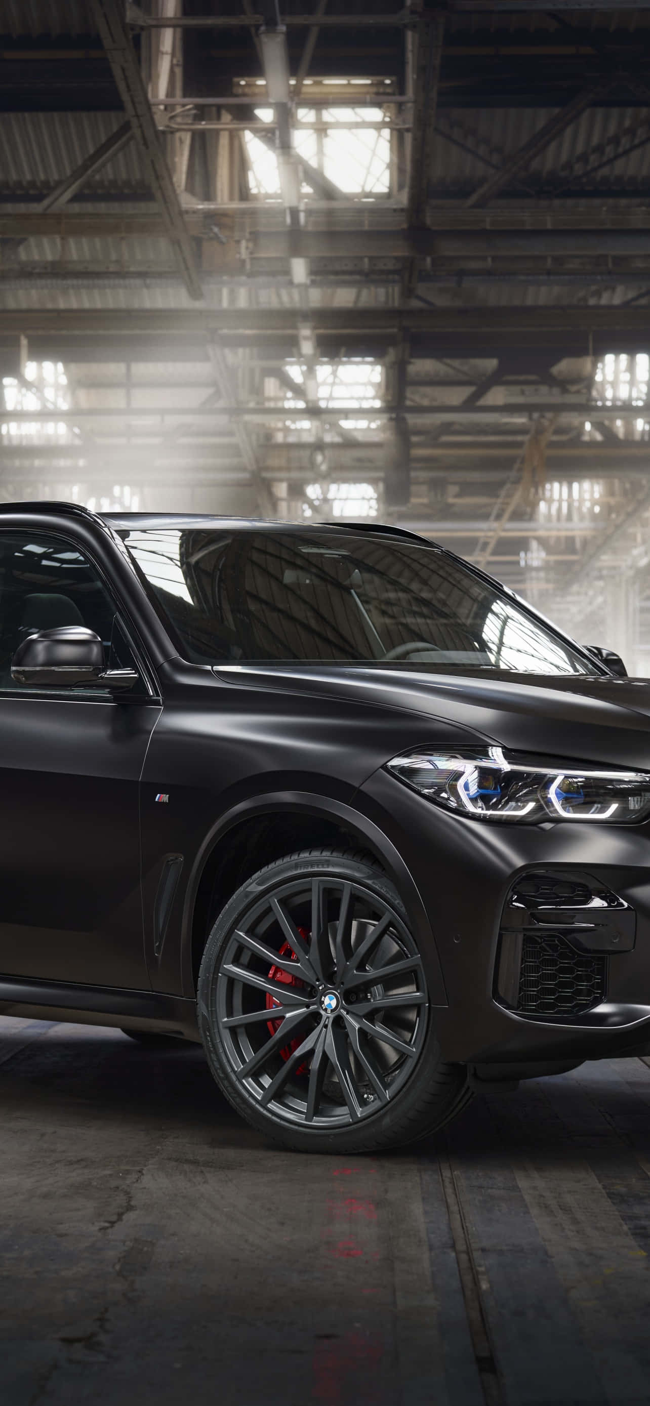 Впечатляюще потужний BMW X6 M на дороге Шпалери