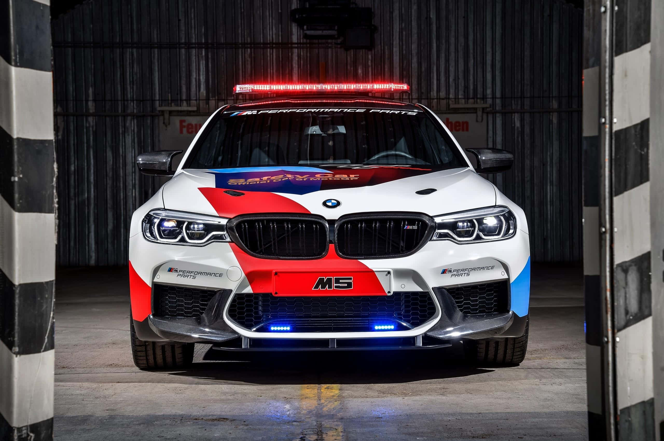 Высокопроизводительный автомобиль безопасности мчится по гоночной трассе Шпалери