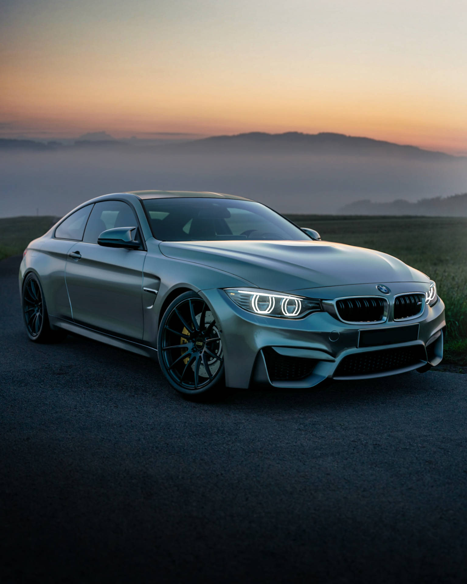Шпалери сірого автомобіля BMW F83 M4 на горі на сході сонця — Bmw Шпалери