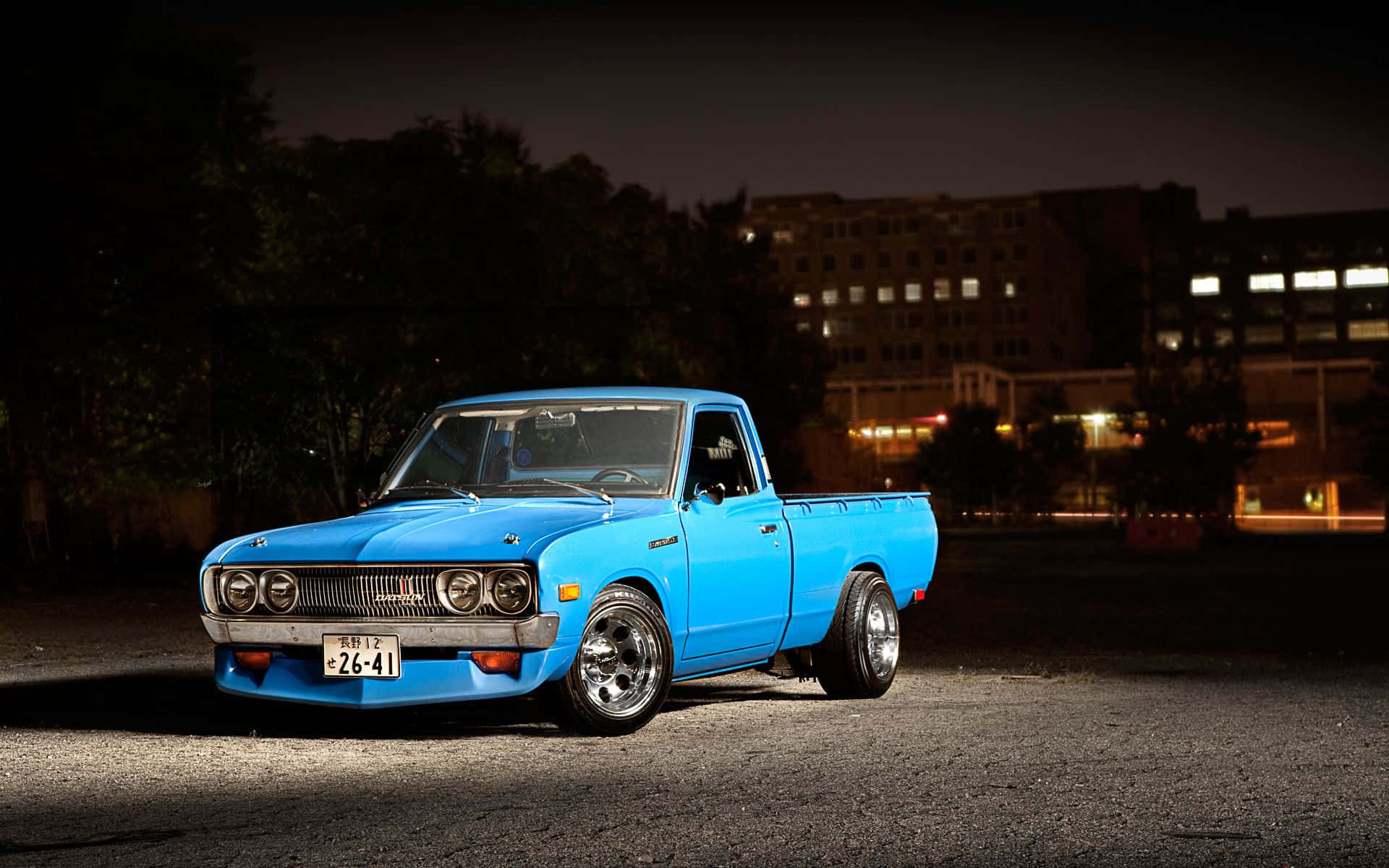 Вінтажный спортивный автомобіль Datsun на дороге Шпалери