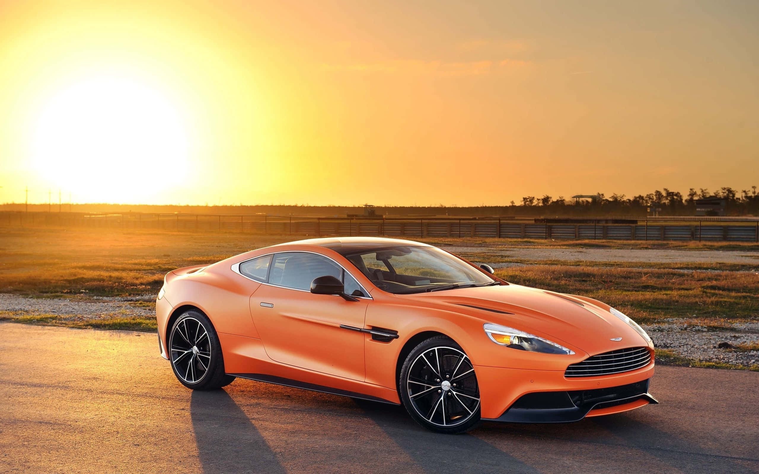 Гладкий Aston Martin Vanquish в движении Шпалери