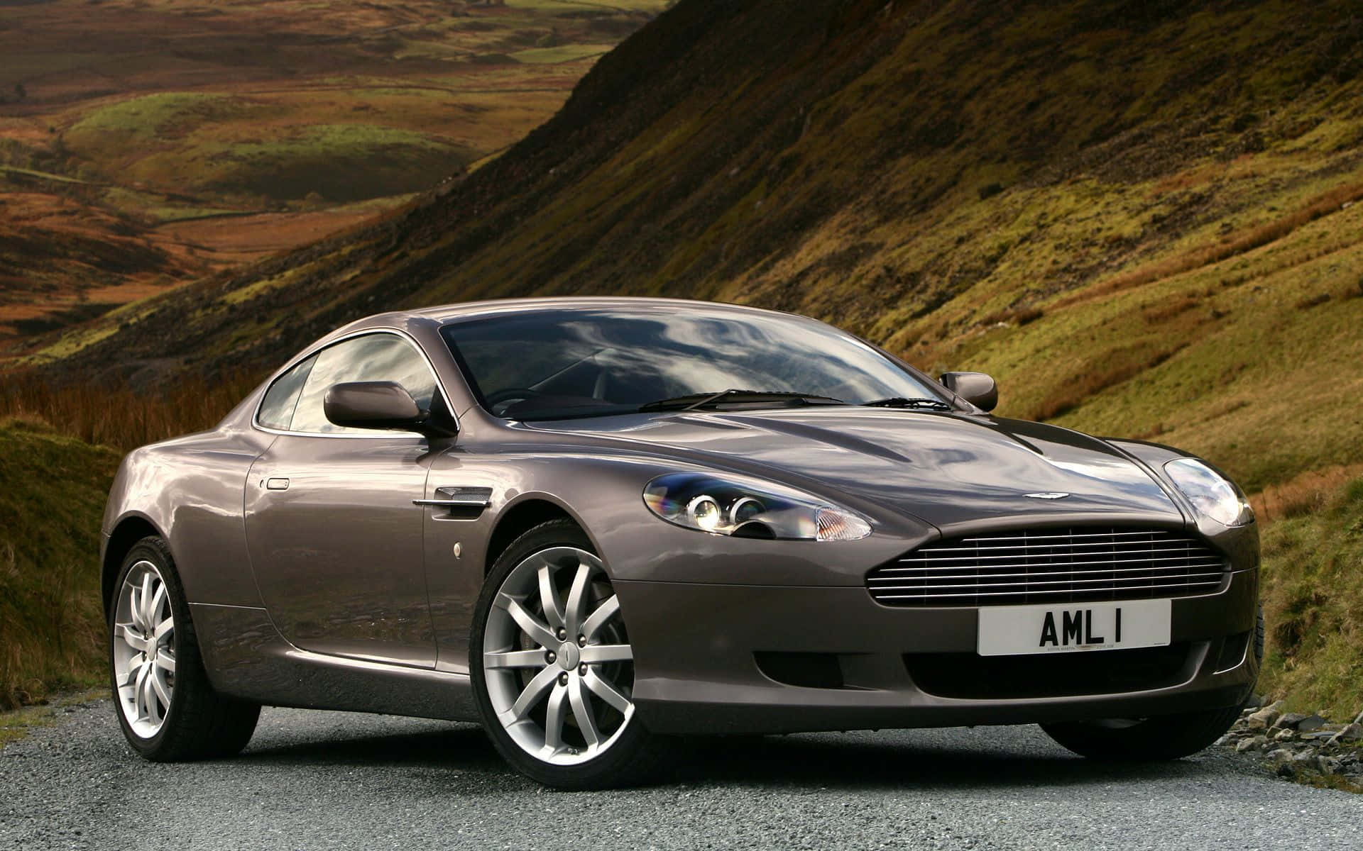 Гладкий Aston Martin DB9 на открытой дороге Шпалери
