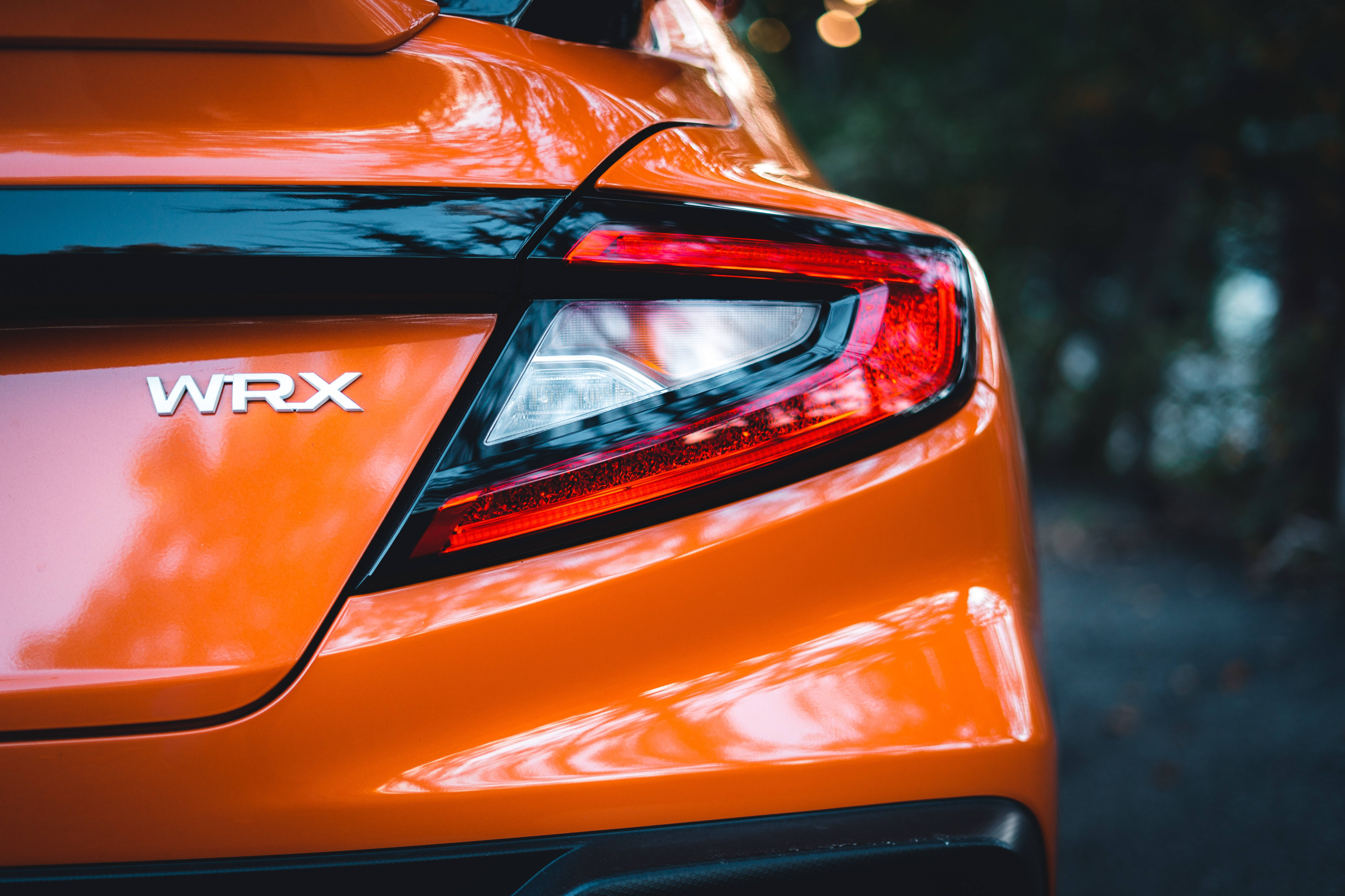 Глянсовий помаранчевий Subaru WRX STI 4K Шпалери