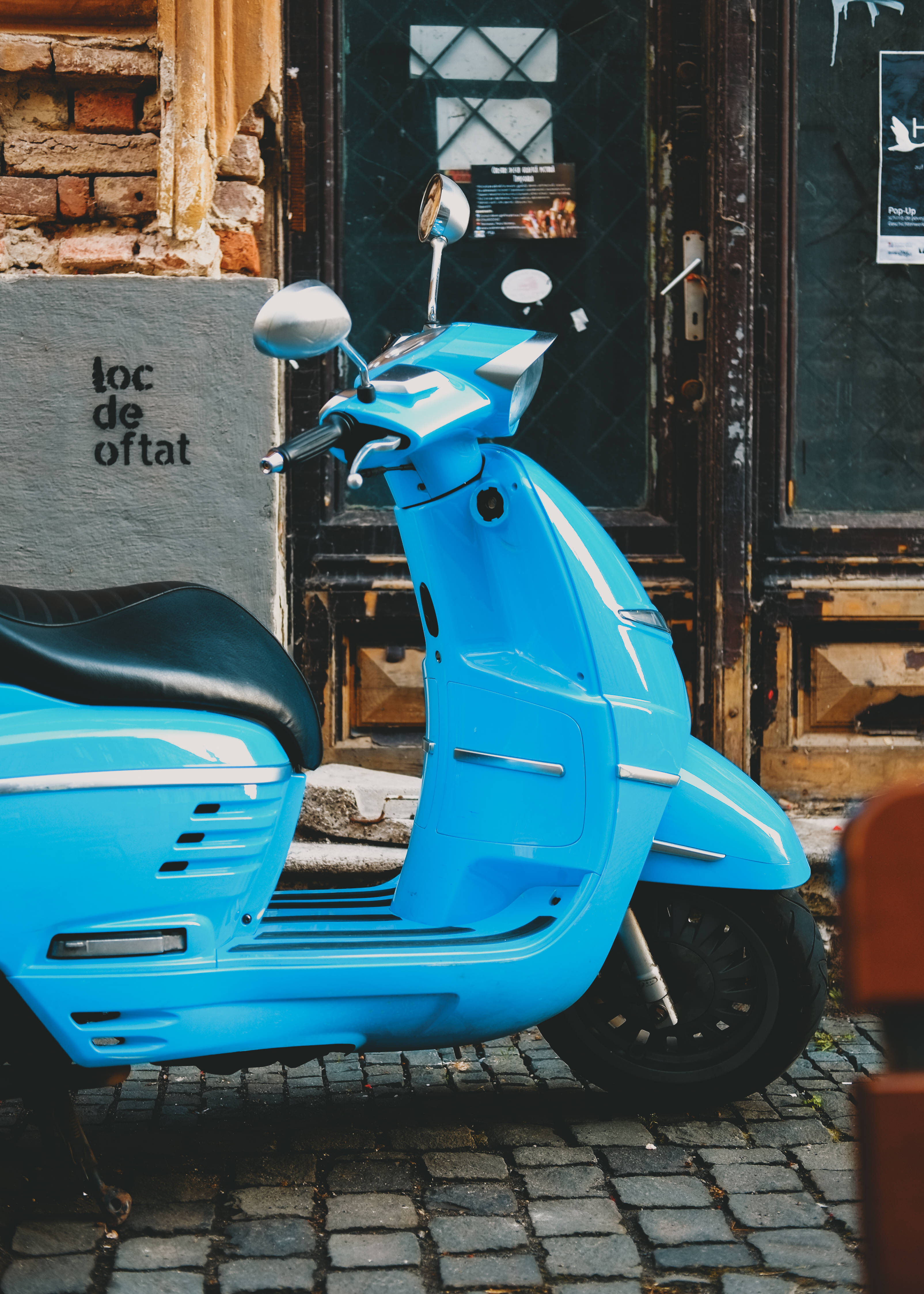Светло-голубой скутер Шпалери