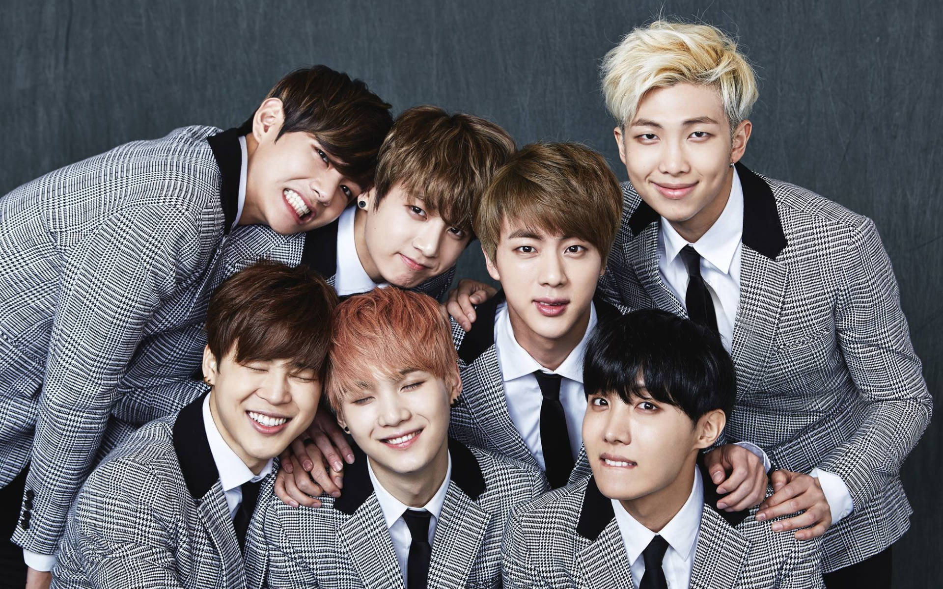 Обои с групповым фото BTS в серых костюмах — Групове фото bts GIF Шпалери