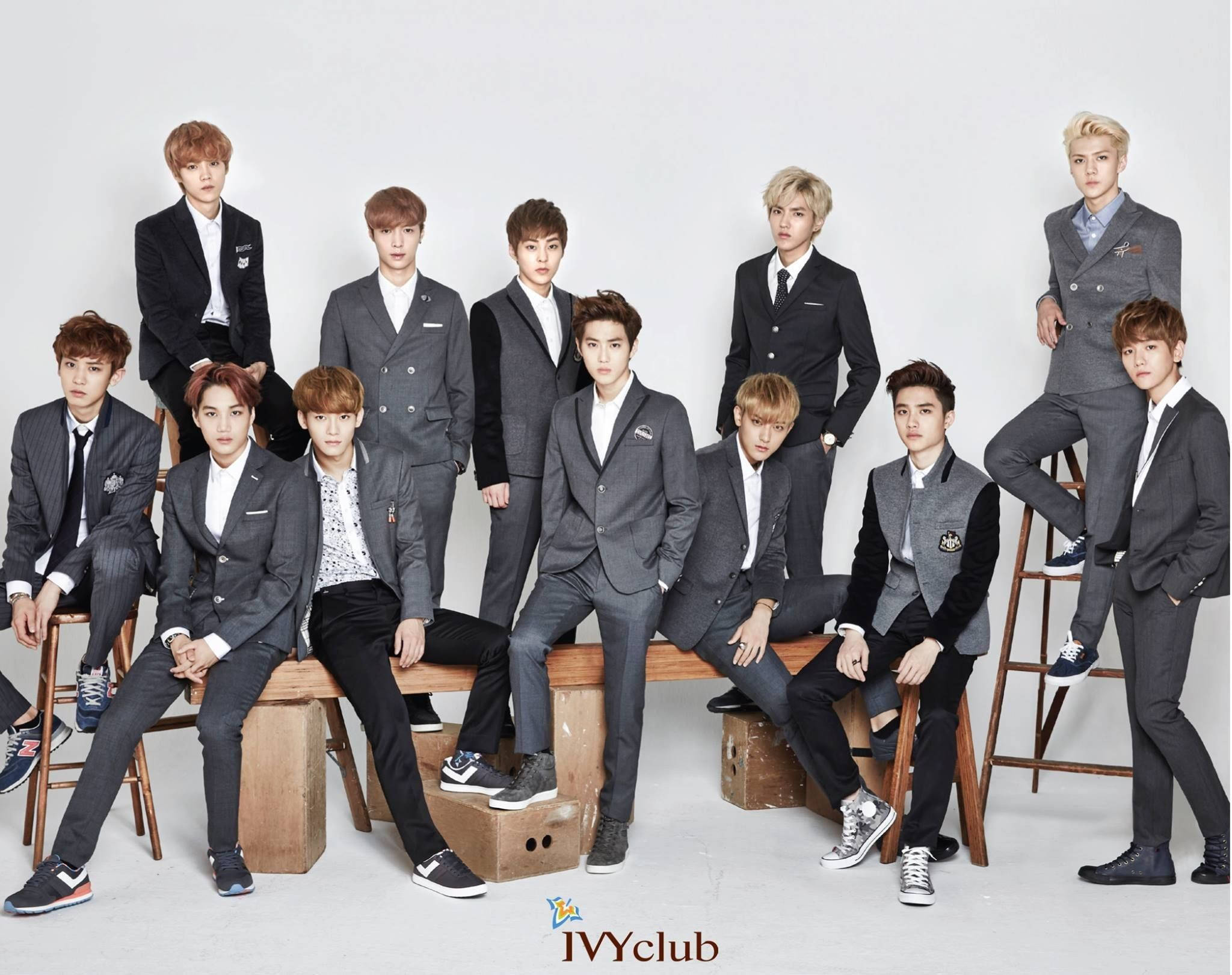 Гурт EXO у формі Ivy Club Шпалери