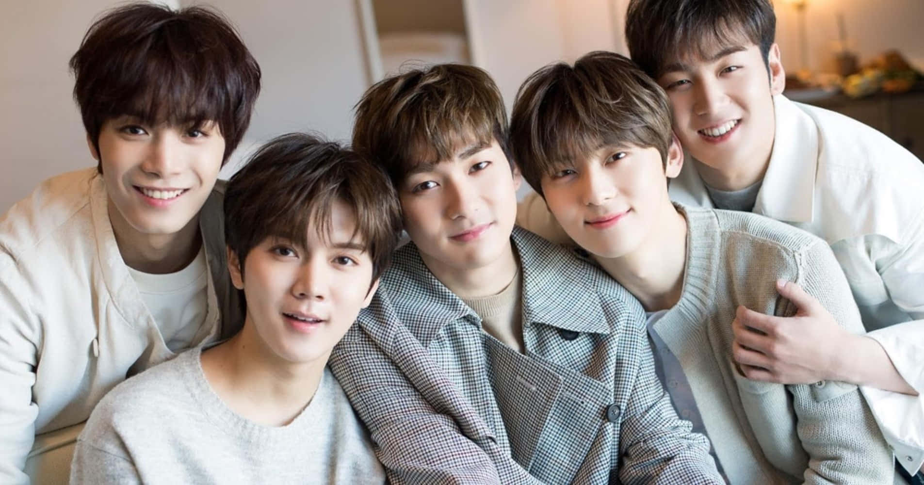 Гурт NU'EST на концерті Шпалери