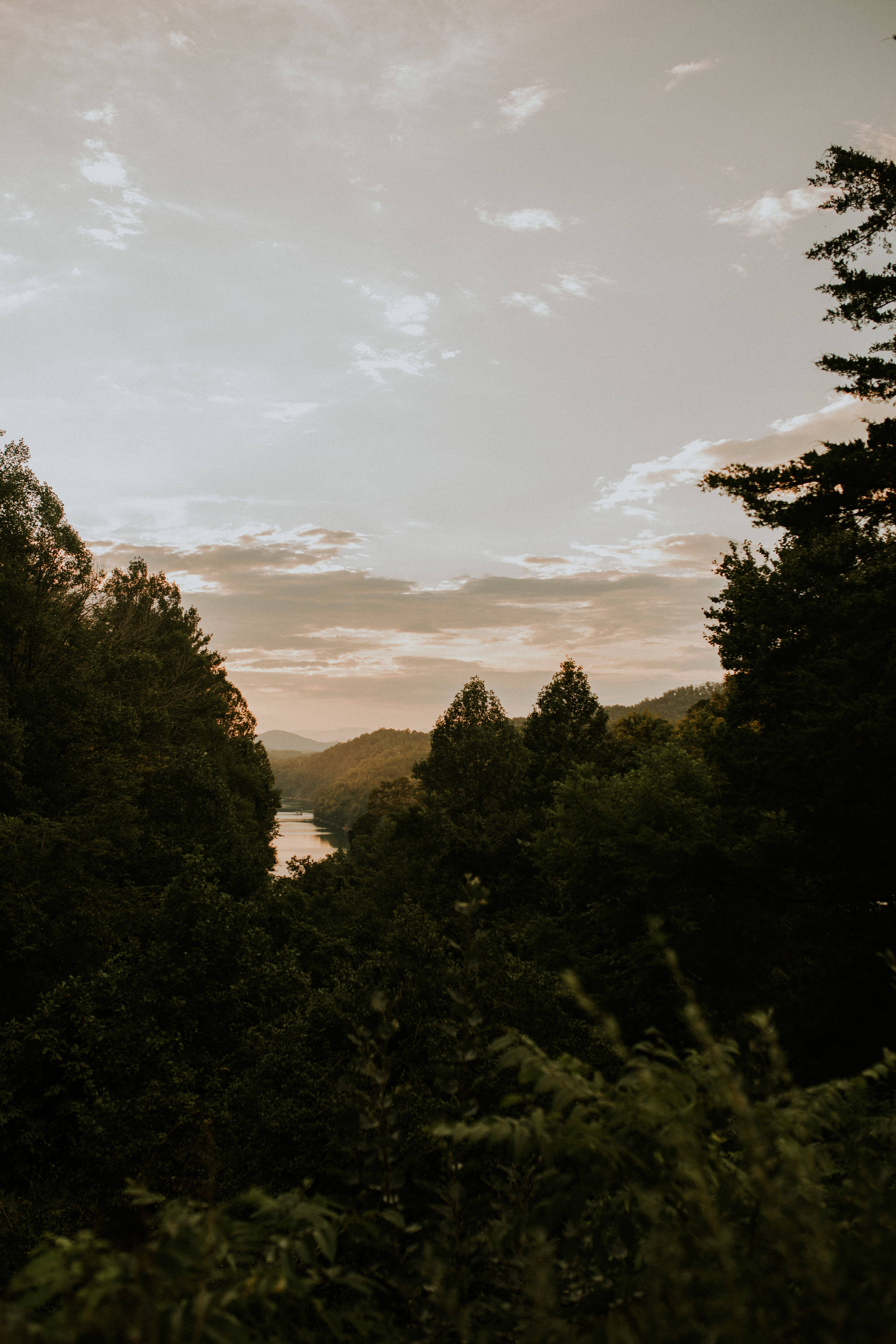 Дымчатые горы с видом на озеро Шпалери