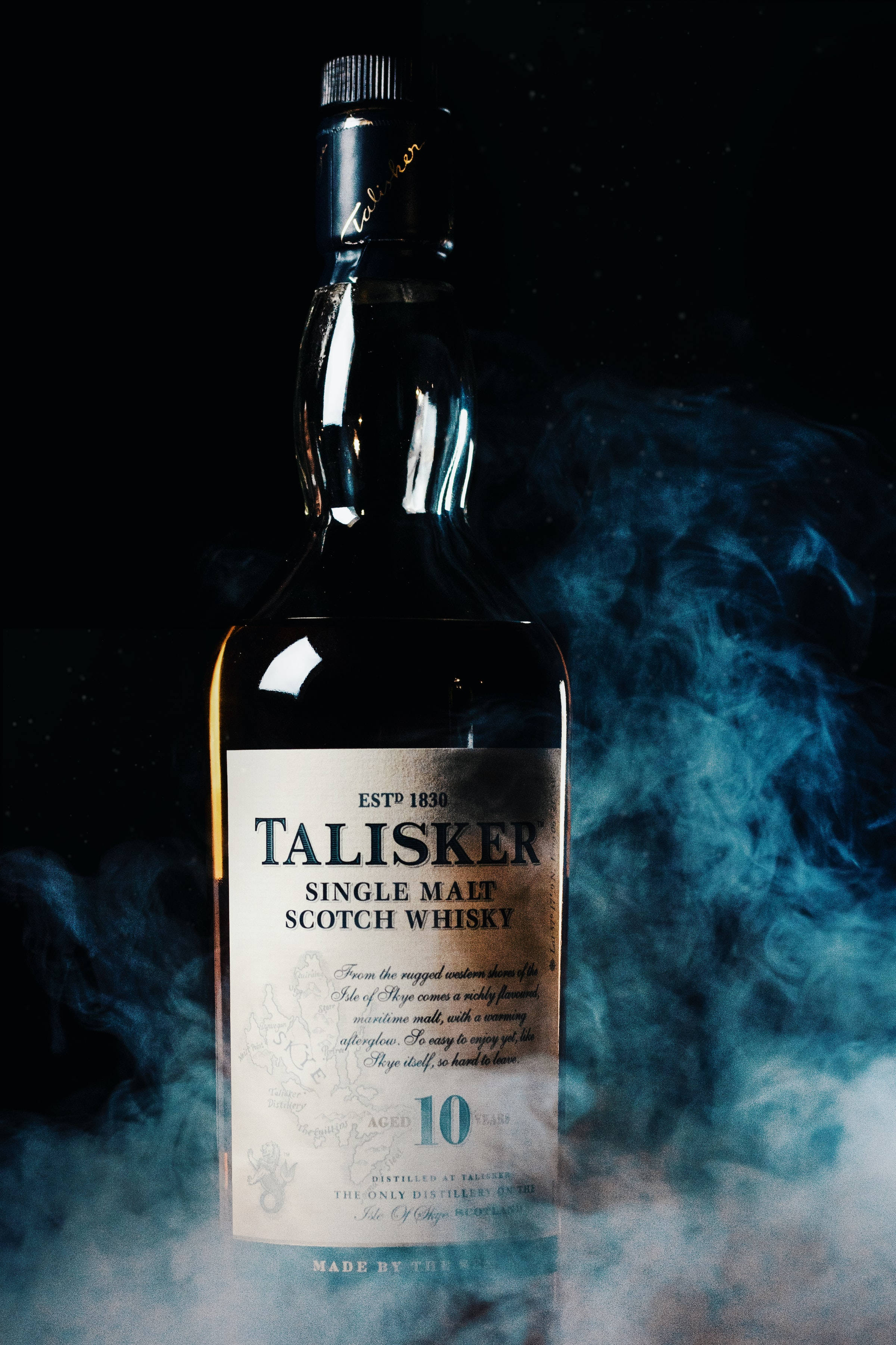 Дымящаяся бутылка шотландского виски Talisker Шпалери