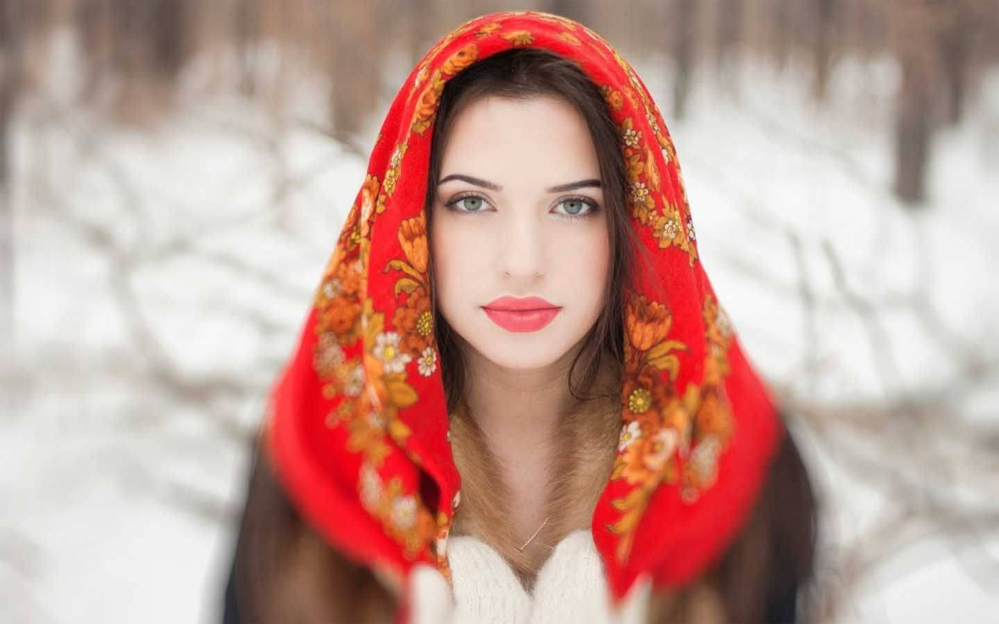Дівчина в хіджабі в снігу Шпалери