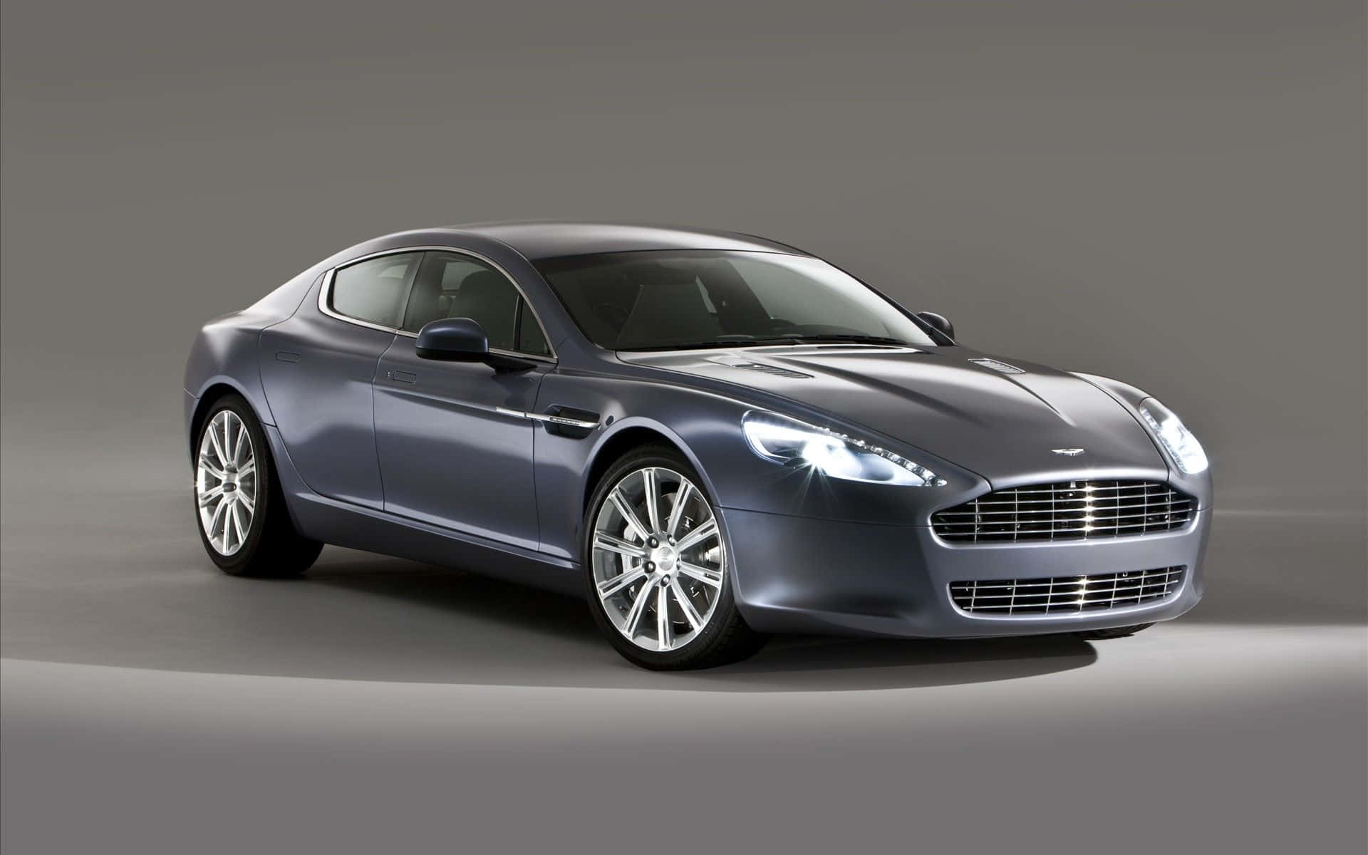 Елегантный Aston Martin Rapide S в движении Шпалери