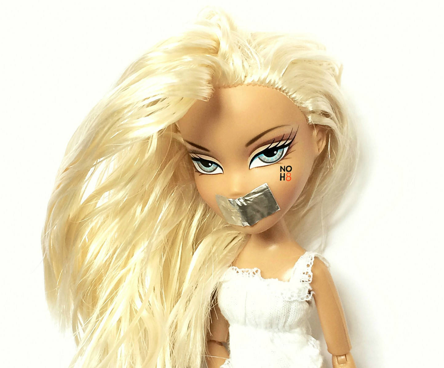 Естетична лялька Bratz у білому в полоні Шпалери