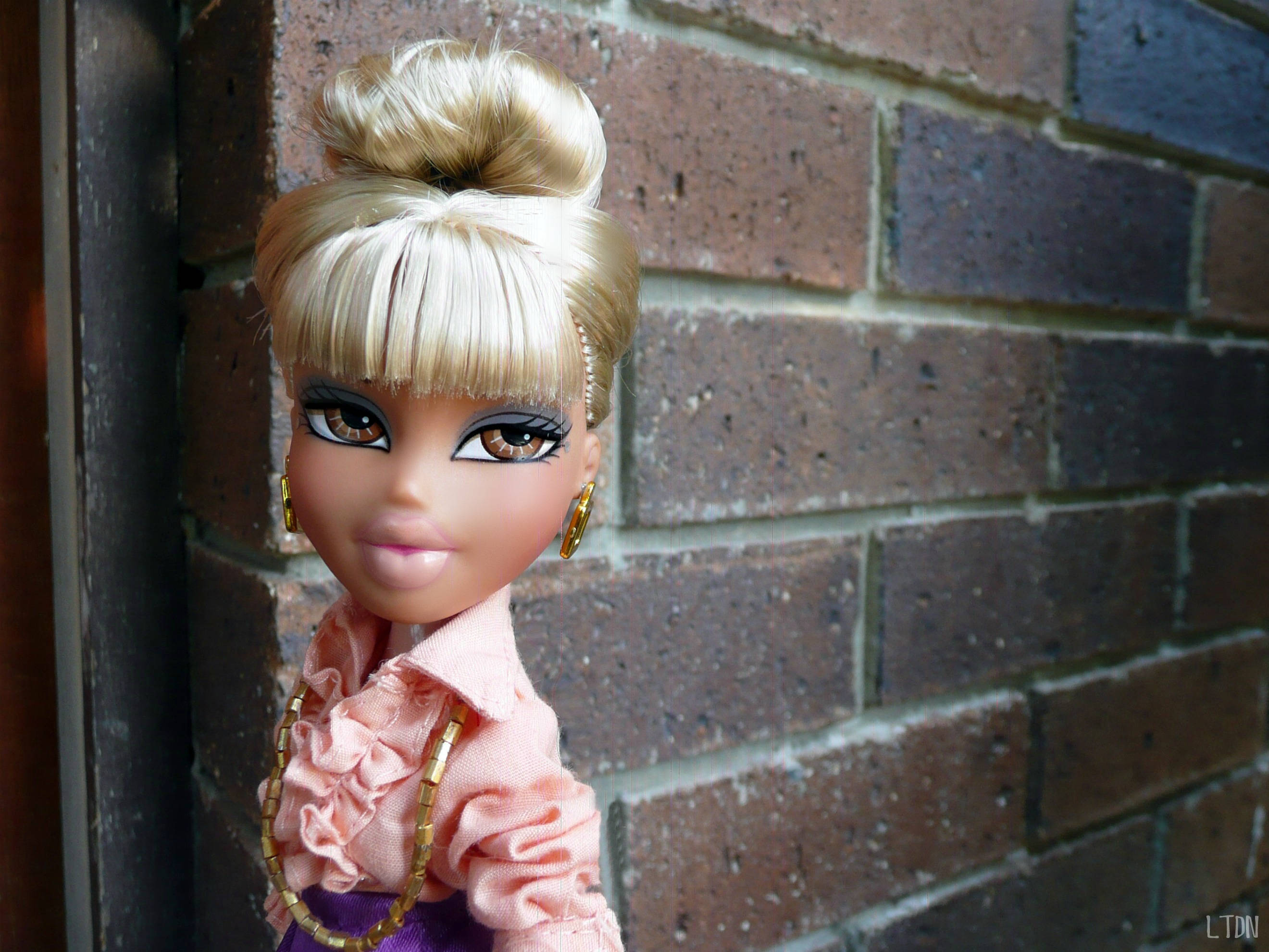 Естетична лялька Bratz з блондинкою Шпалери
