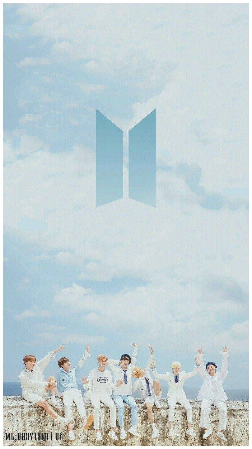 Естетичне лого BTS на тлі блакитного неба Шпалери