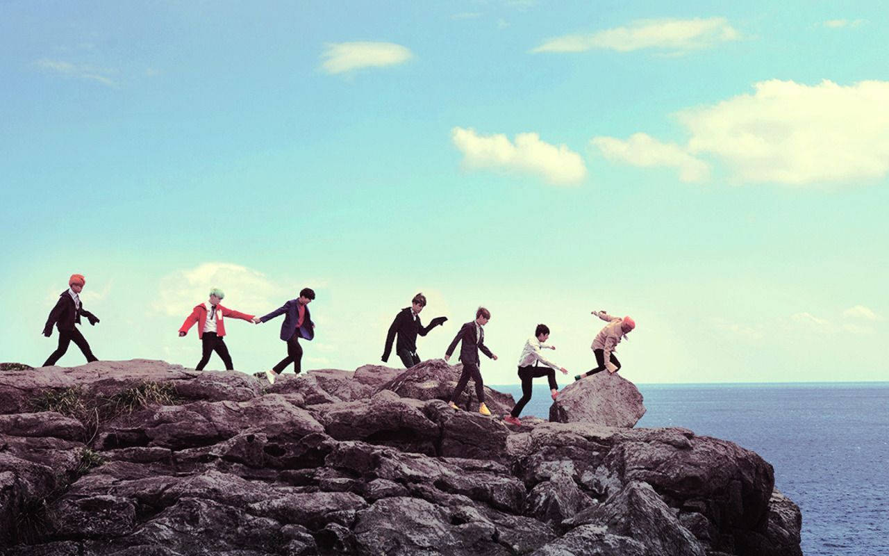 Естетичне узбережжя BTS зі скелями Шпалери