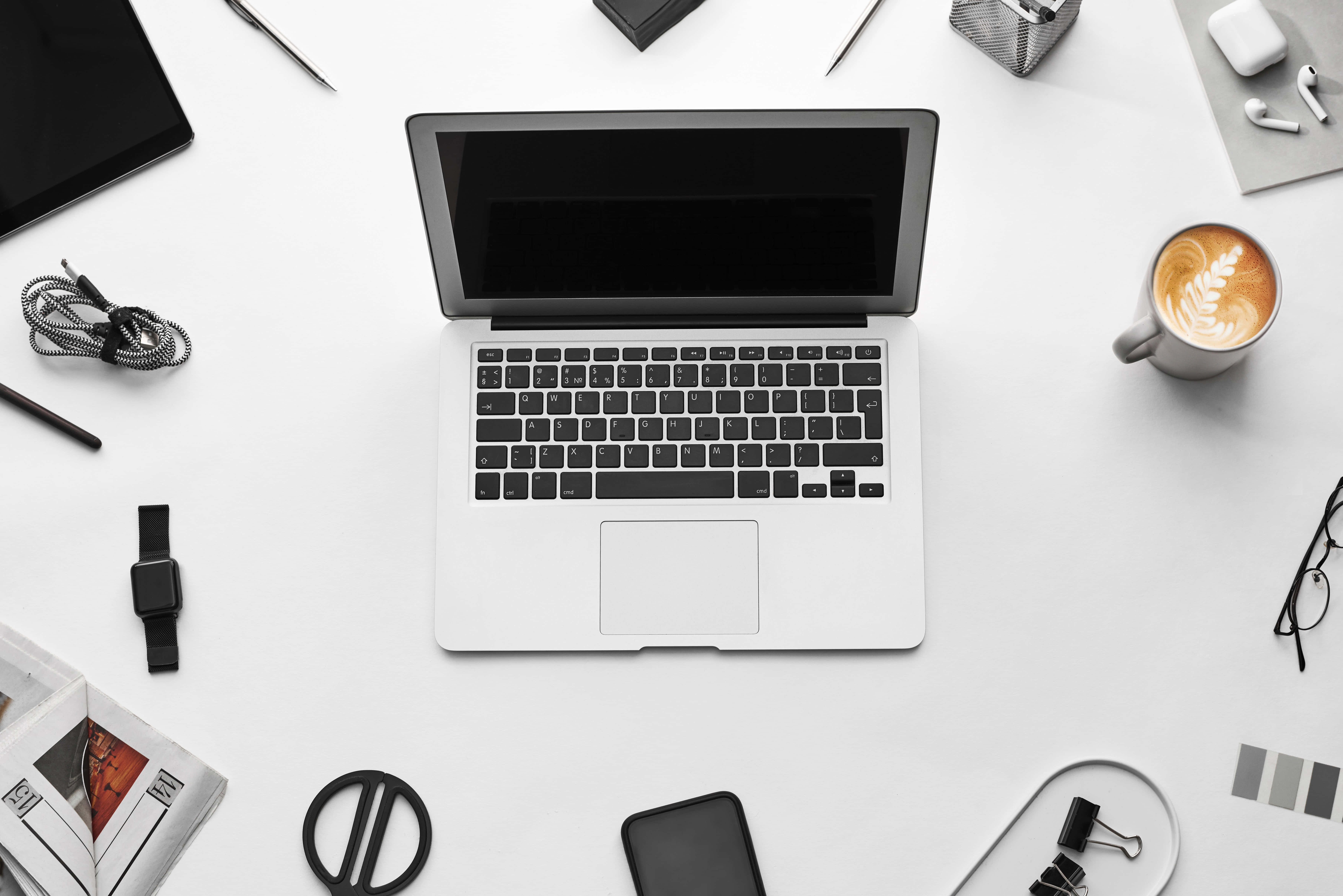 Естетичний MacBook в ідеальному оточенні Шпалери