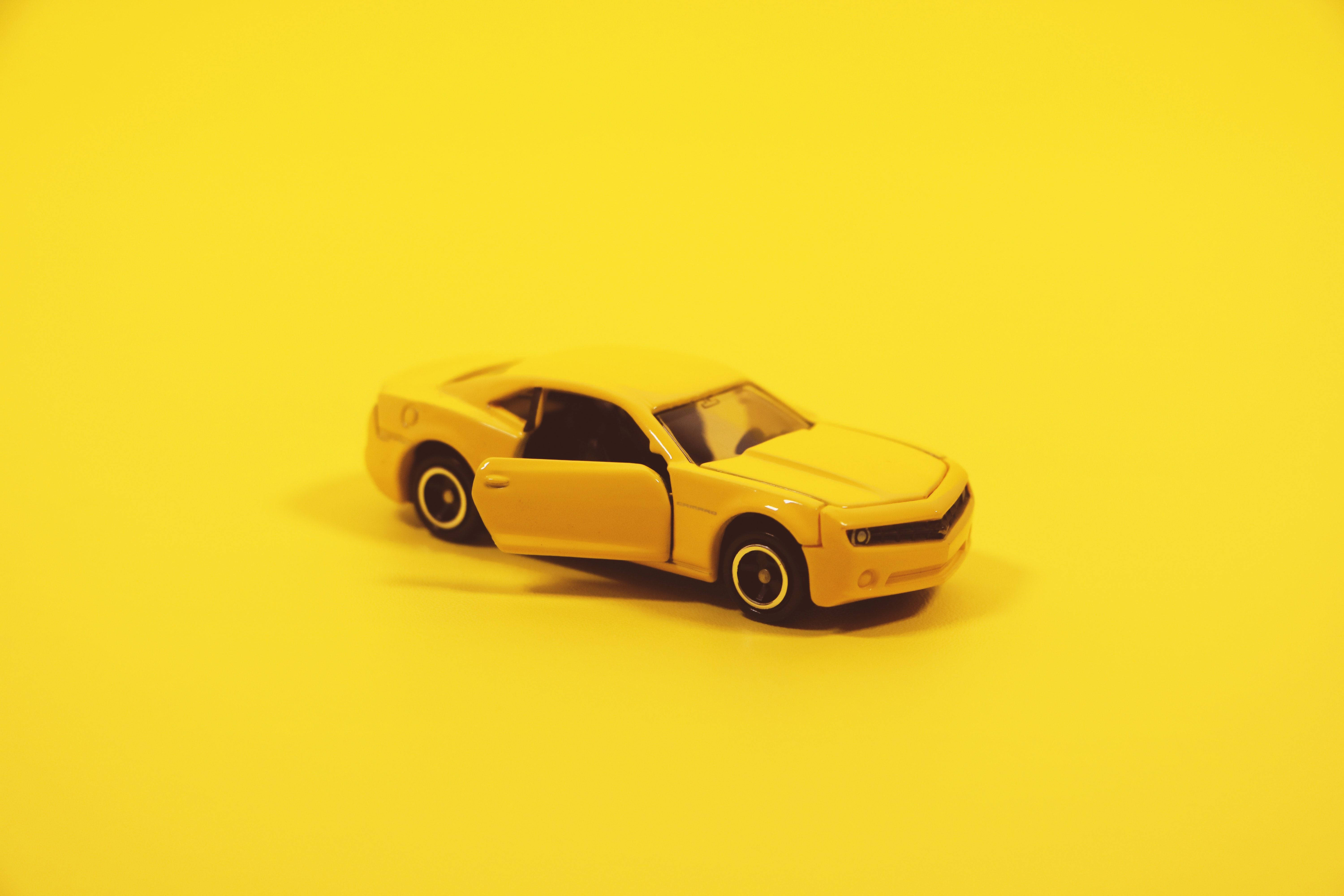 Жовтий Chevrolet Camaro у HD Шпалери