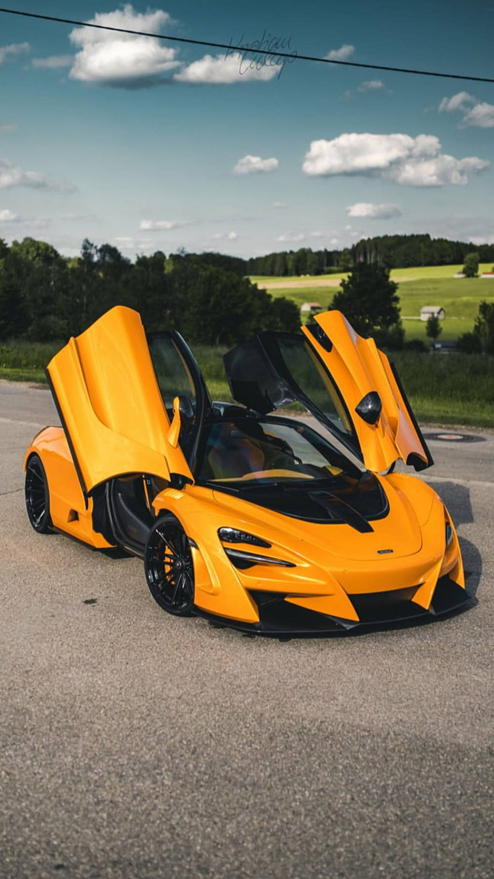 Жовтий McLaren 720S з відкритими дверима на телефон Шпалери