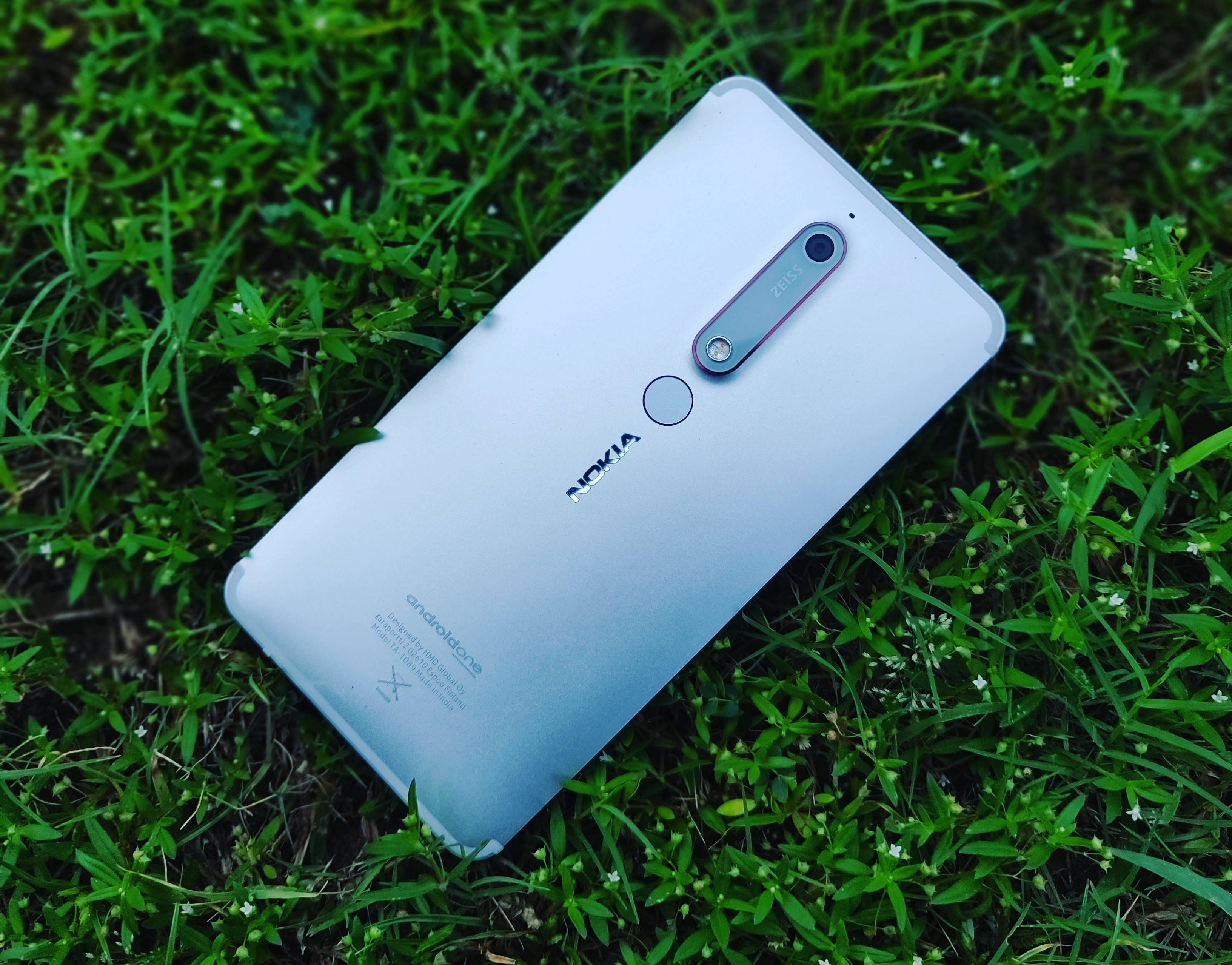 Задняя сторона железно-синего Nokia 6.1 Шпалери