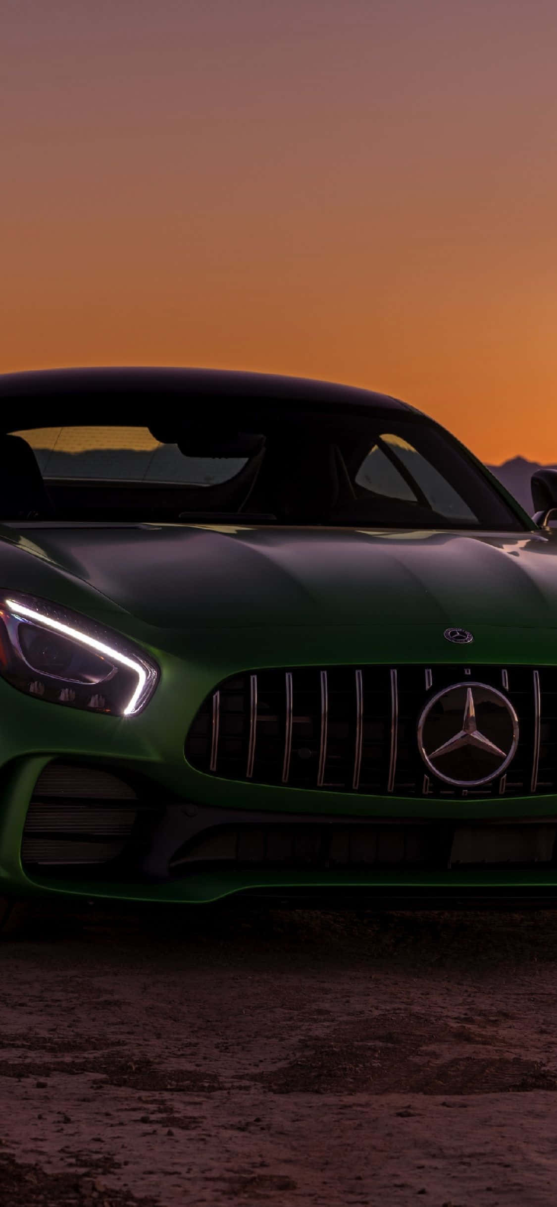 Зеленый фон iPhone Xs Mercedes Amg во время заката Шпалери