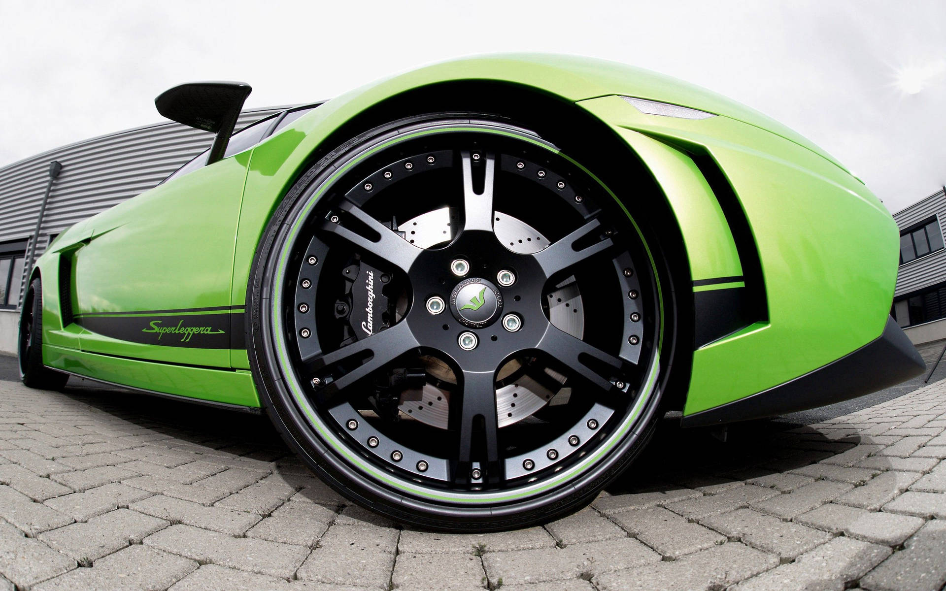Шпалери зеленого Lamborghini з видом «риб'яче око» на колесо.